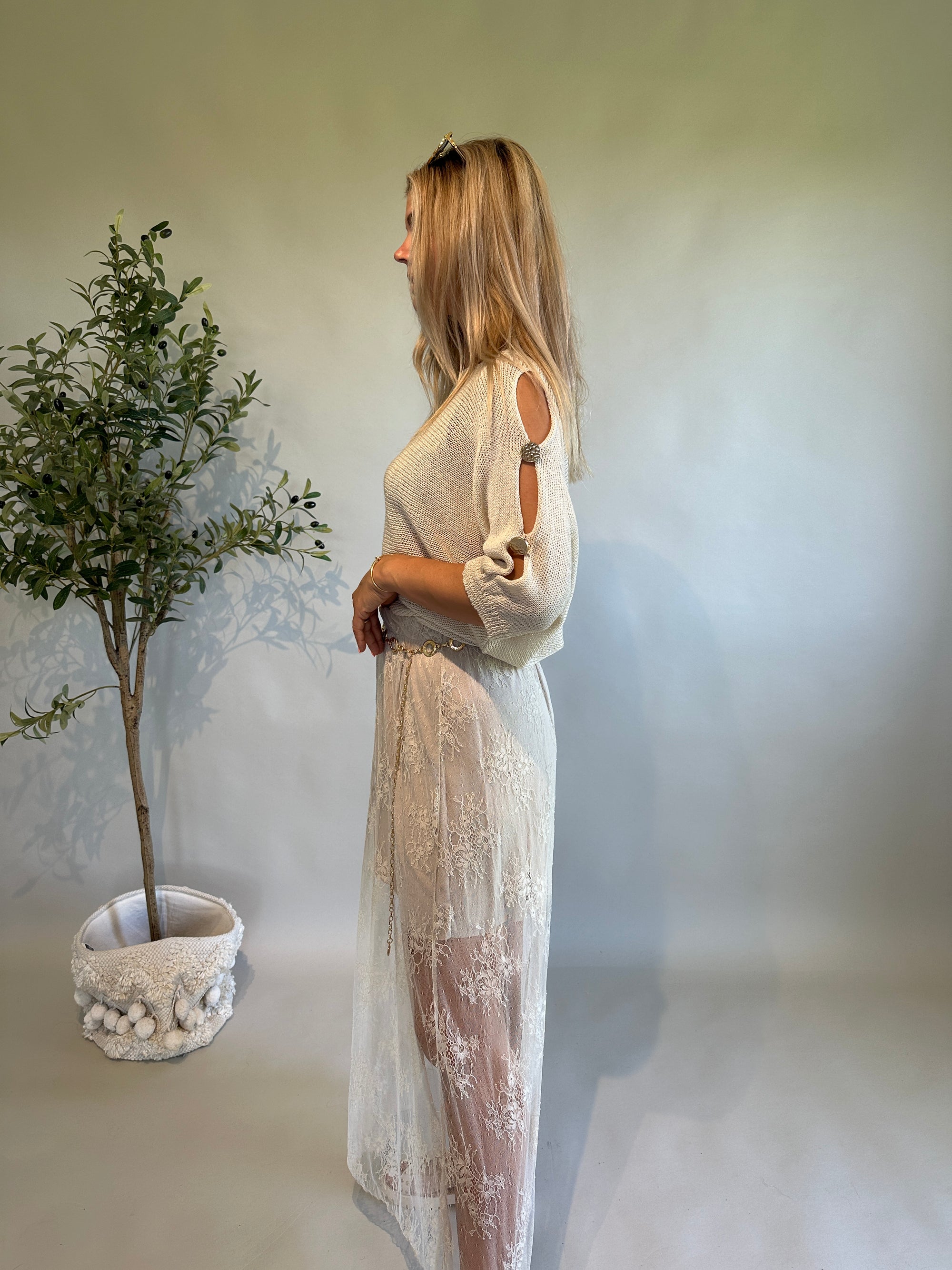 Pullover mit Öffnungen und goldene Knöpfe am Arm in Beige