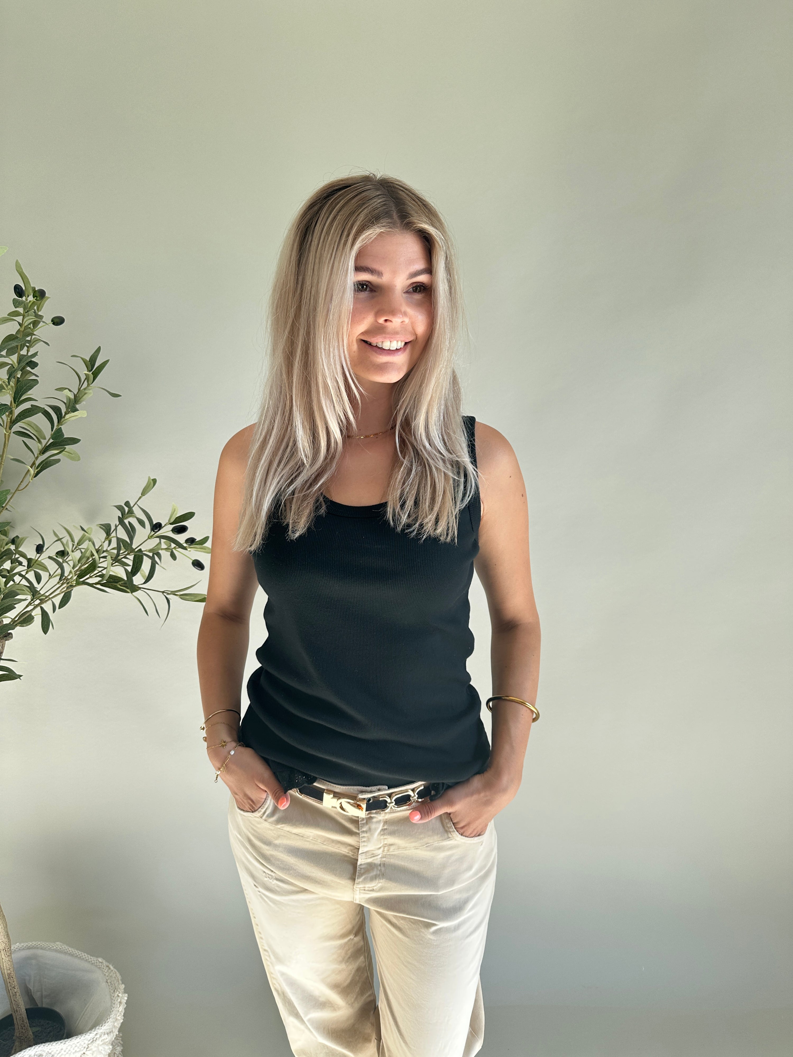 Top in Schwarz mit Spitze unten am Bund