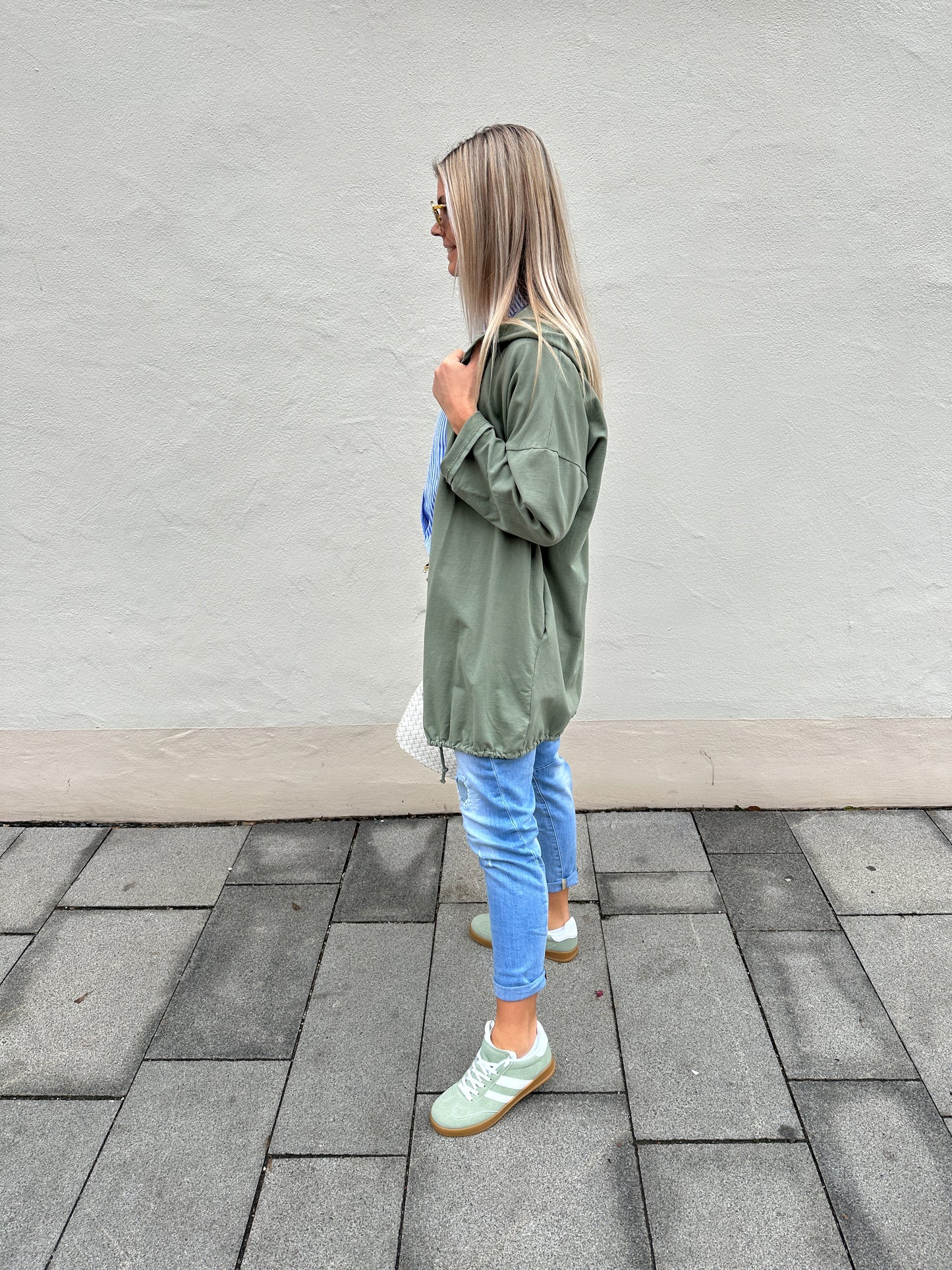 jacke mit kapuze in oliv und taschen