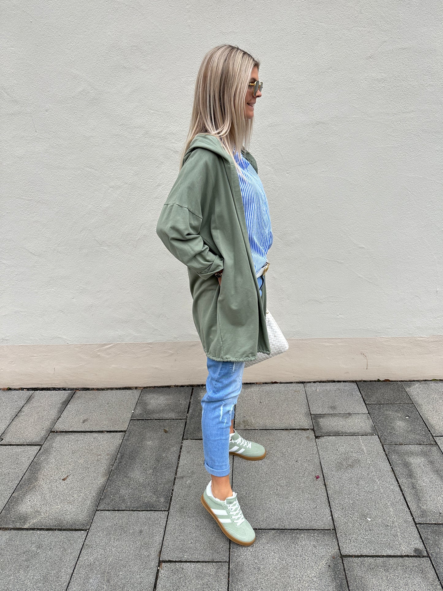 jacke mit kapuze in oliv und taschen