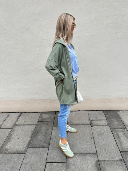 Jacke mit Kapuze in Oliv und Taschen