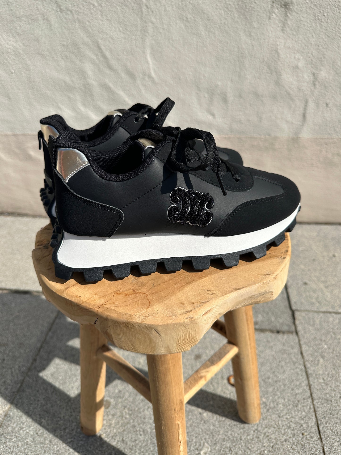 sneaker in schwarz