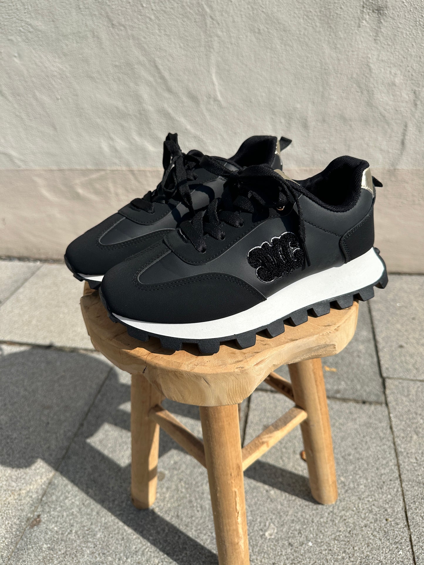 sneaker in schwarz