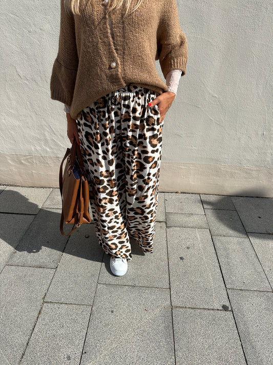 Hose mit Leoprint