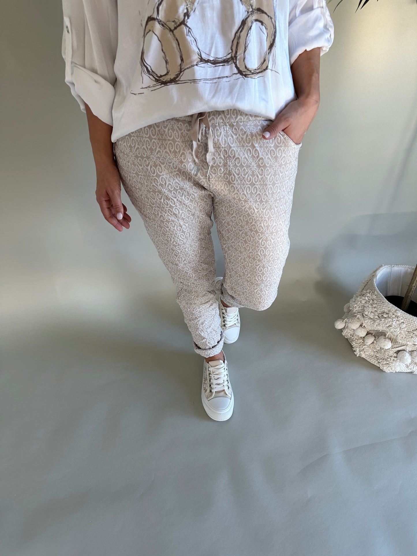 hose in beige mit muster