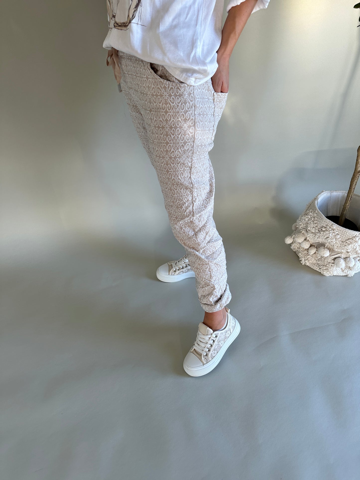 hose in beige mit muster