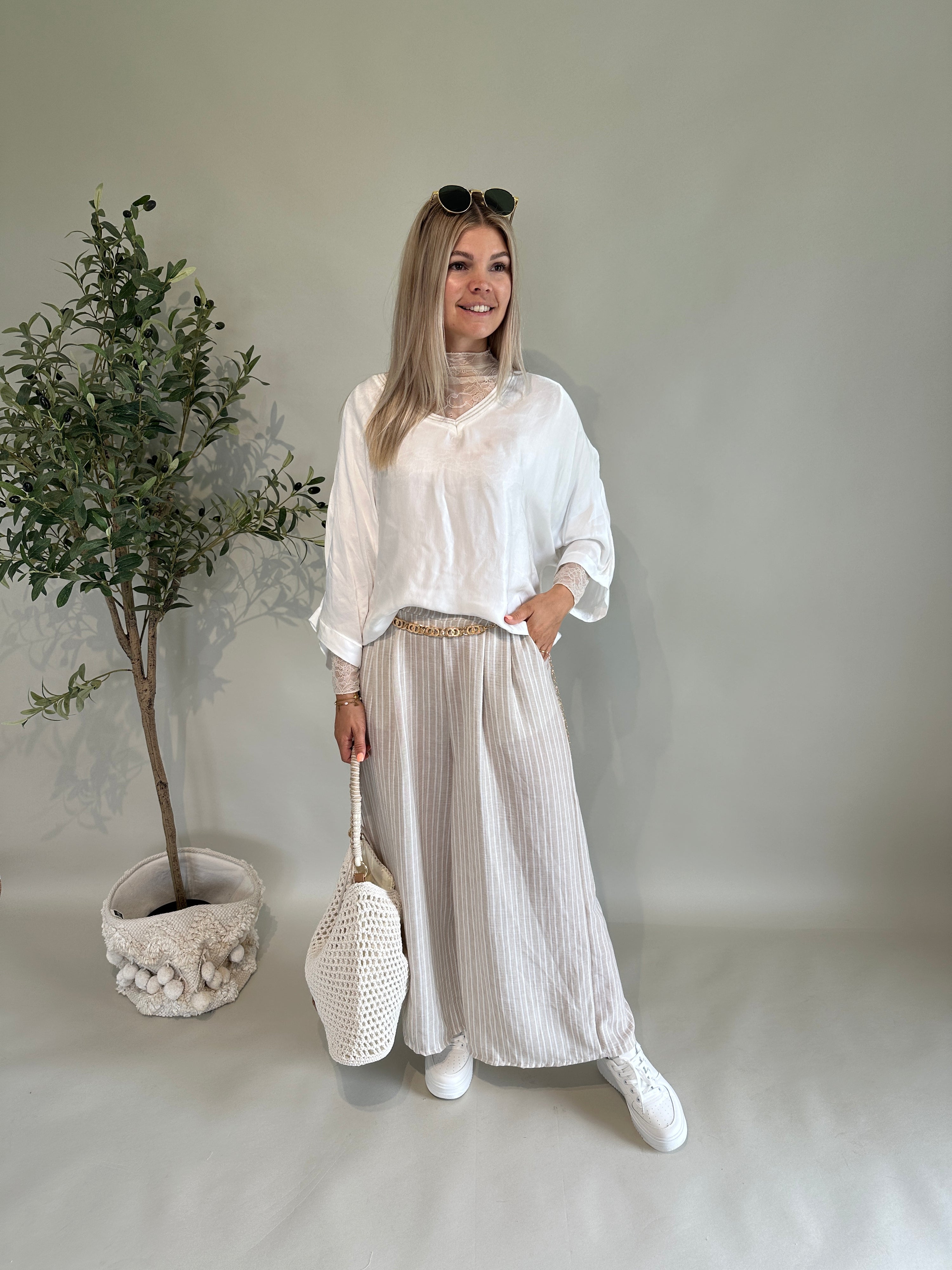 Shirt kurzarm  Seidenoptik in Weiß mit V-Ausschnitt