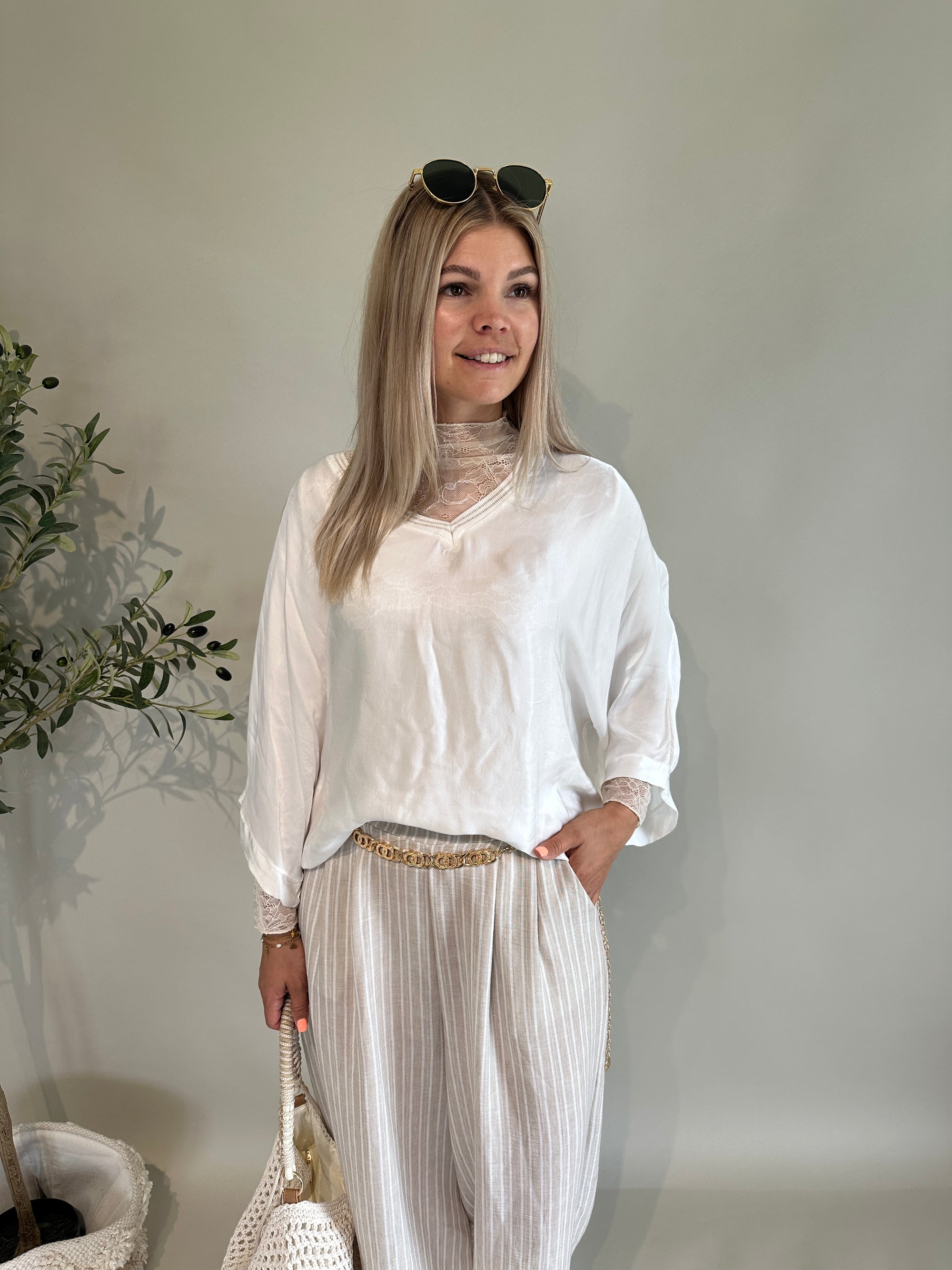 Shirt kurzarm  Seidenoptik in Weiß mit V-Ausschnitt