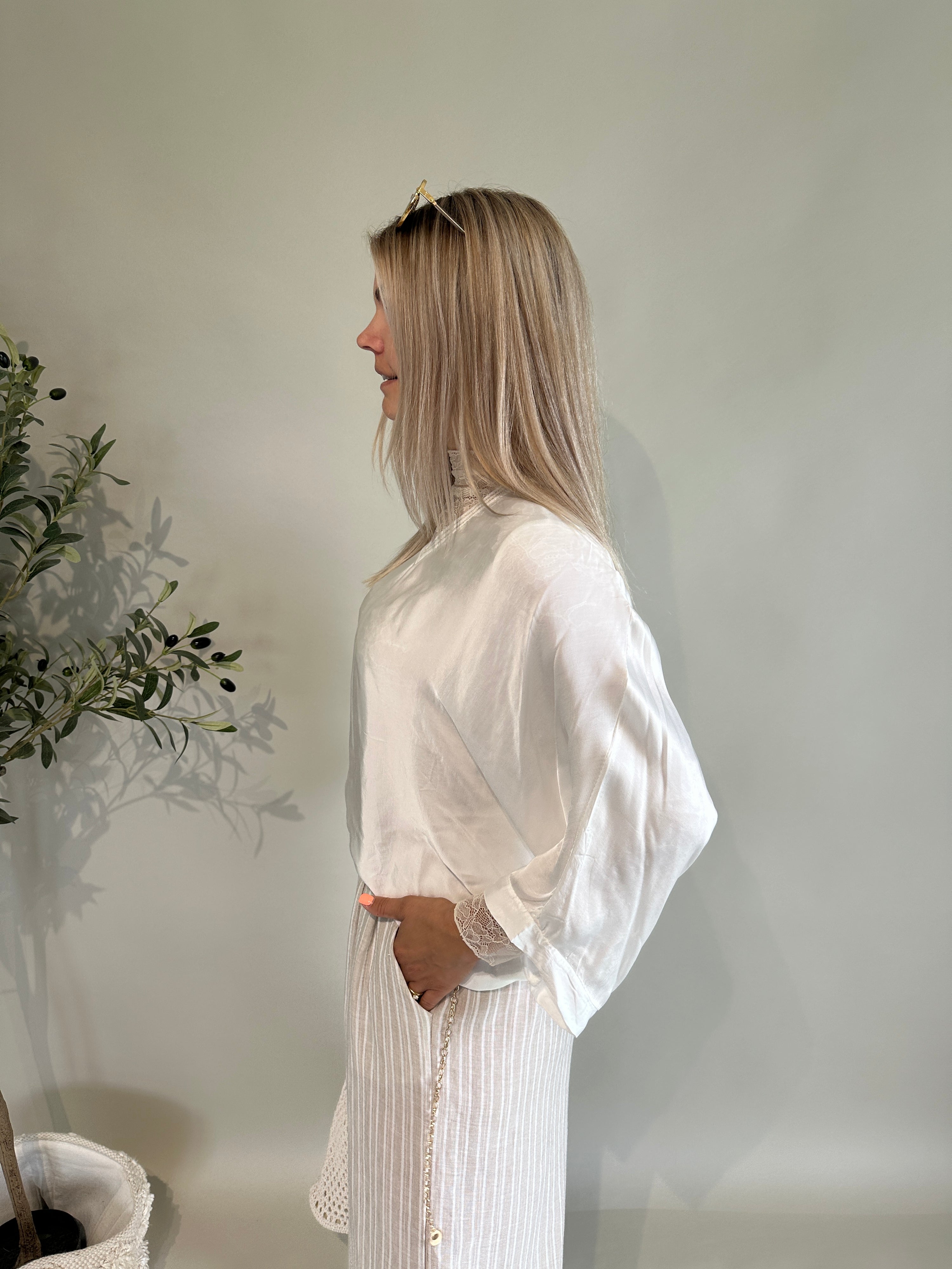 Shirt kurzarm  Seidenoptik in Weiß mit V-Ausschnitt