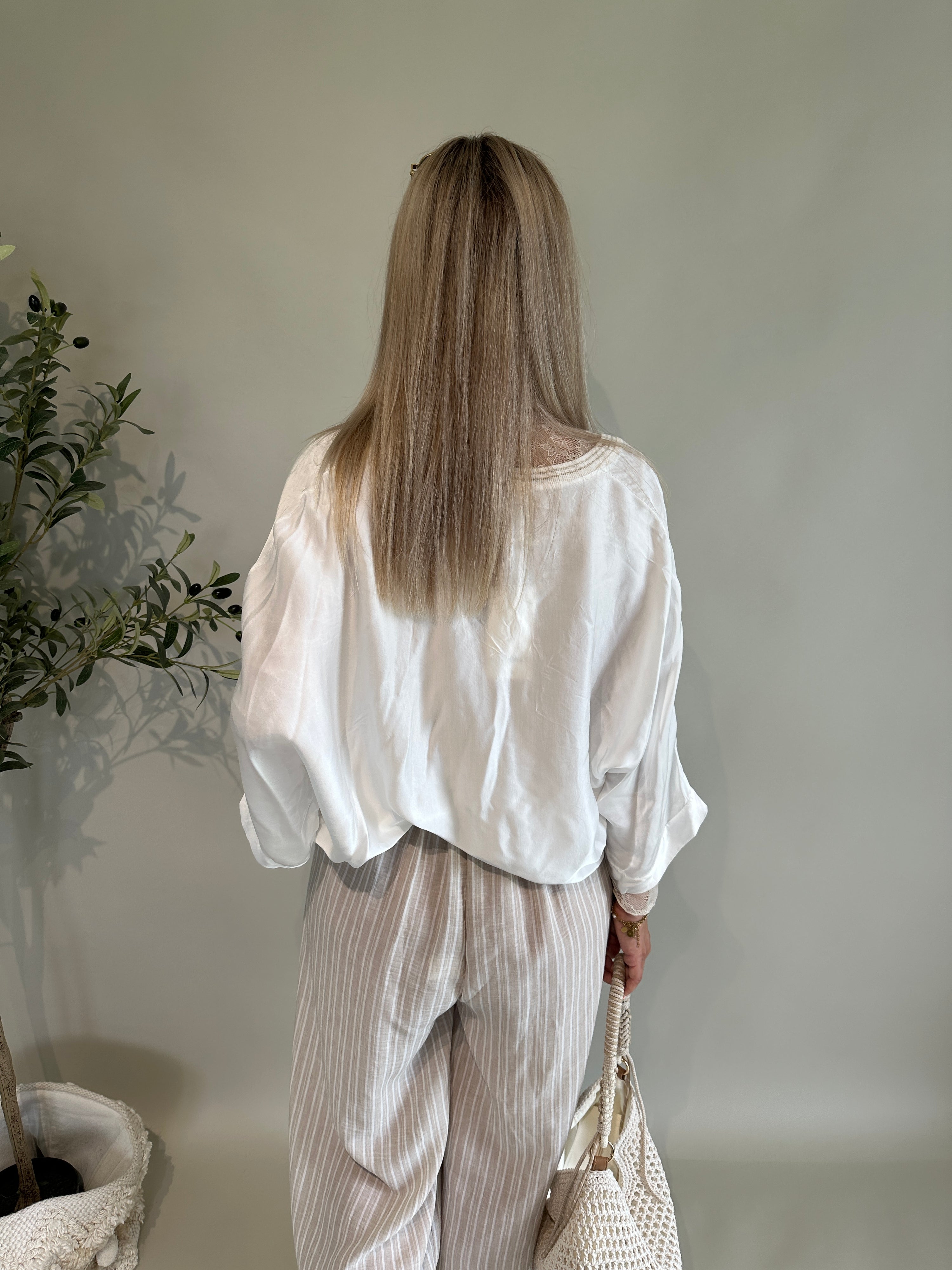 Shirt kurzarm  Seidenoptik in Weiß mit V-Ausschnitt