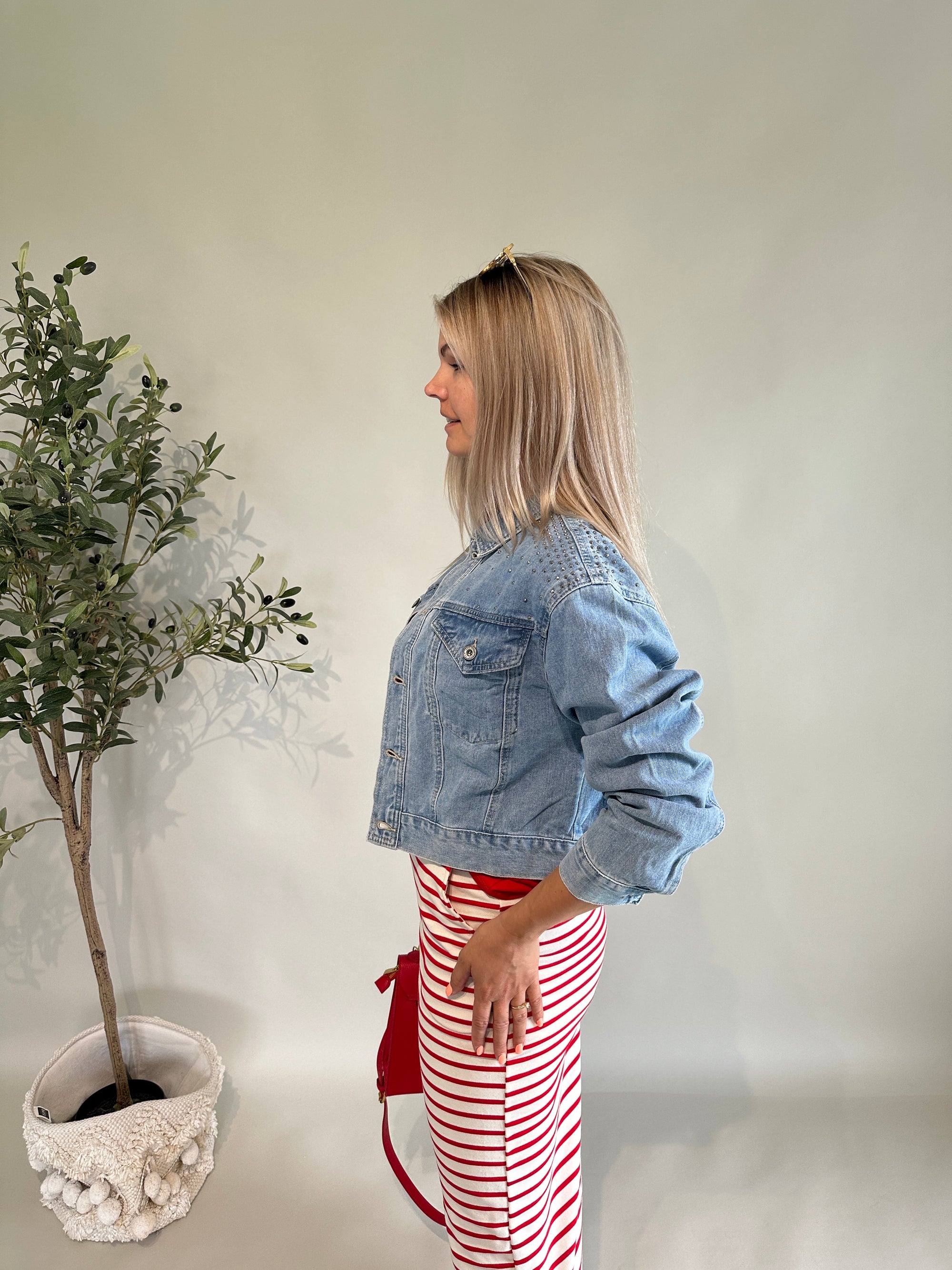 Jeansjacke mit Glitzernieten