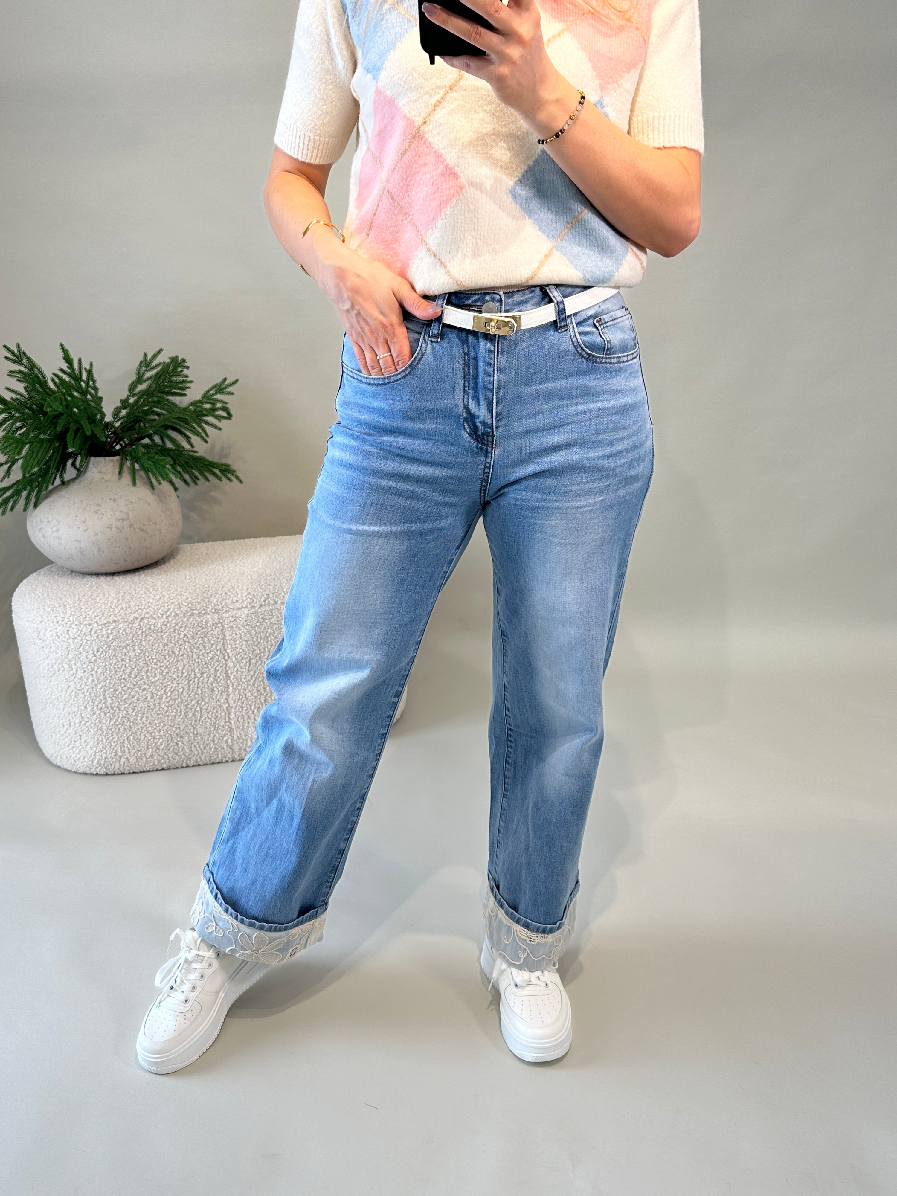 Jeans mit weitem Bein & Spitze unten