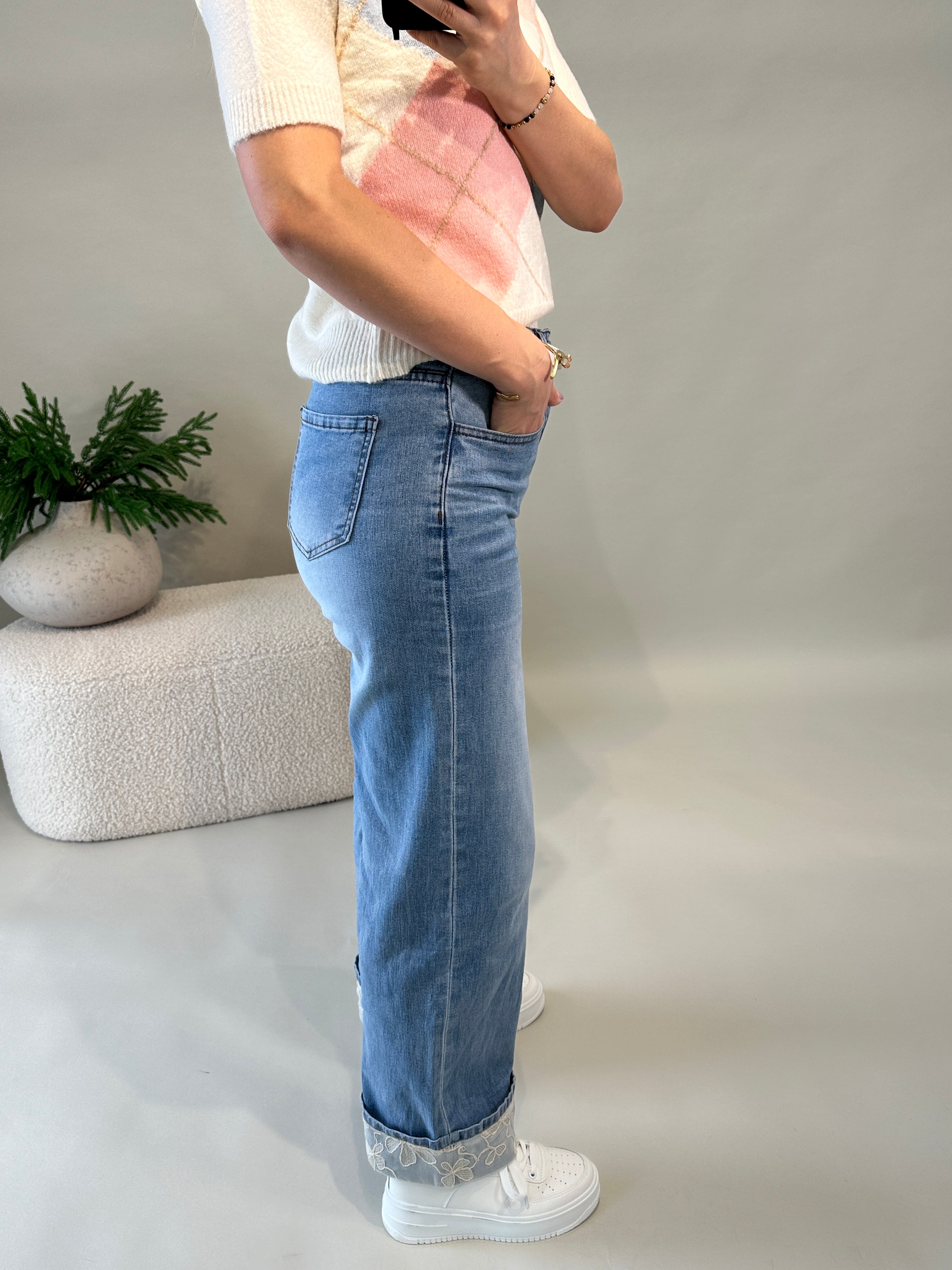 Jeans mit weitem Bein & Spitze unten