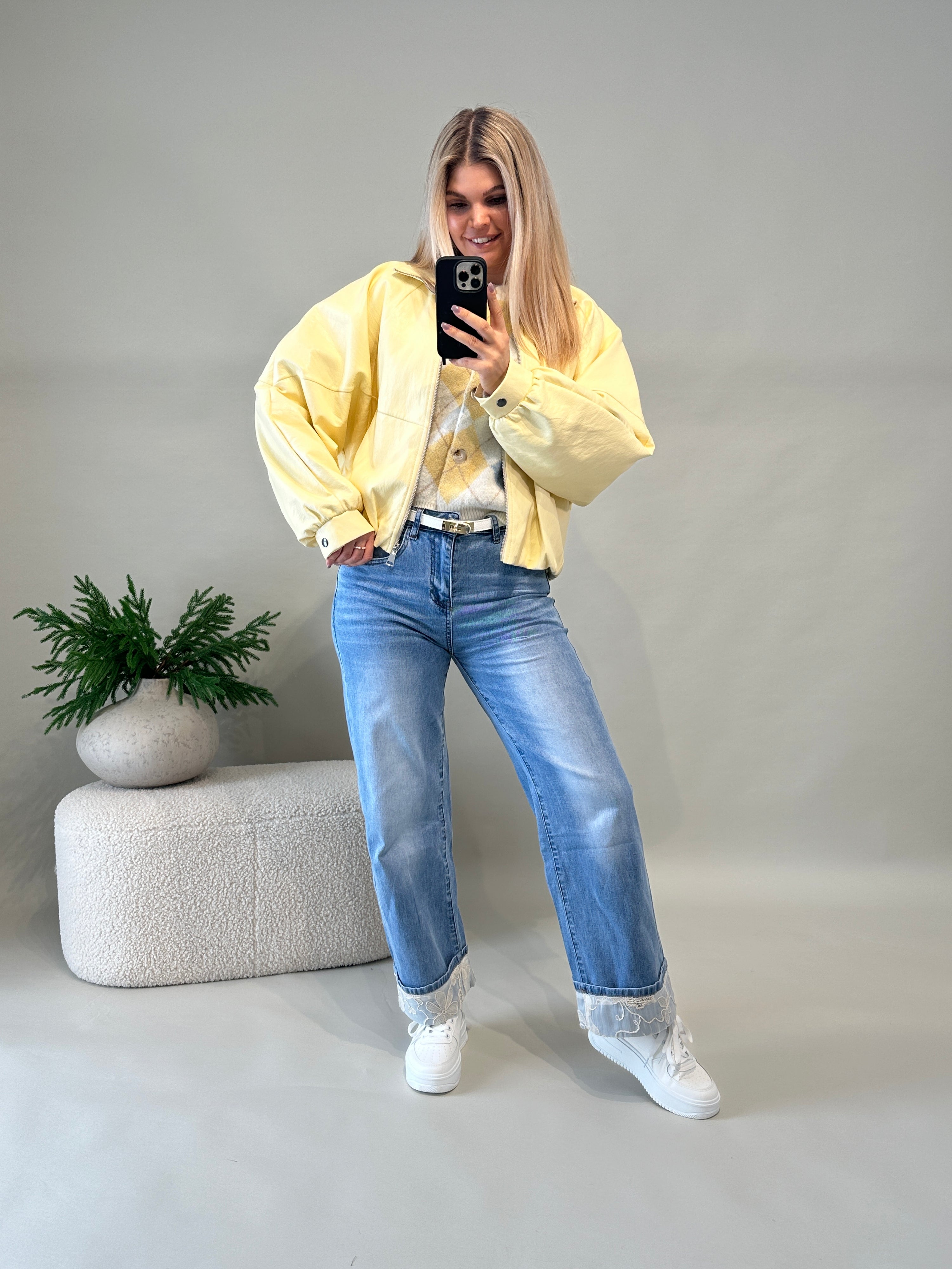 Jeans mit weitem Bein & Spitze unten