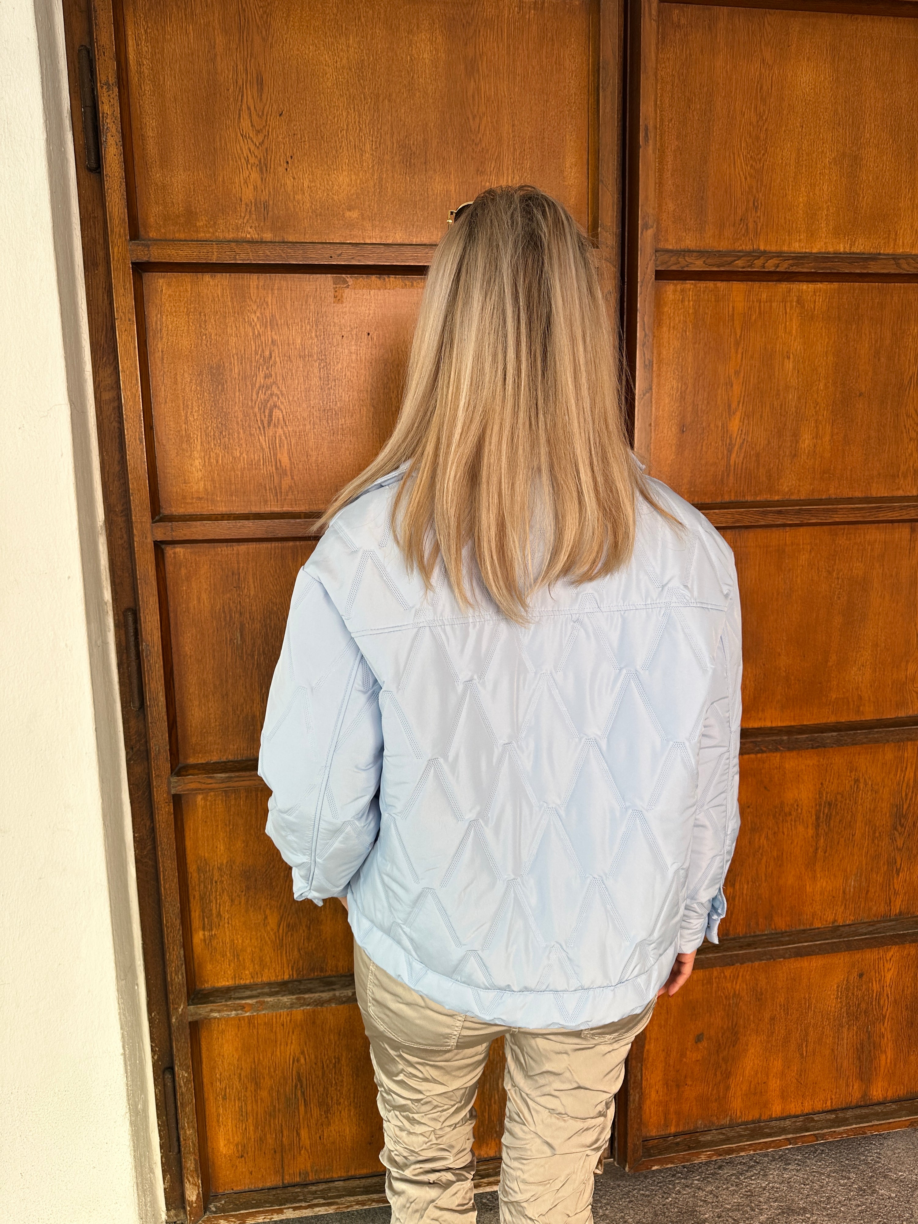 Leichte Steppjacke mit Muster in Hellblau