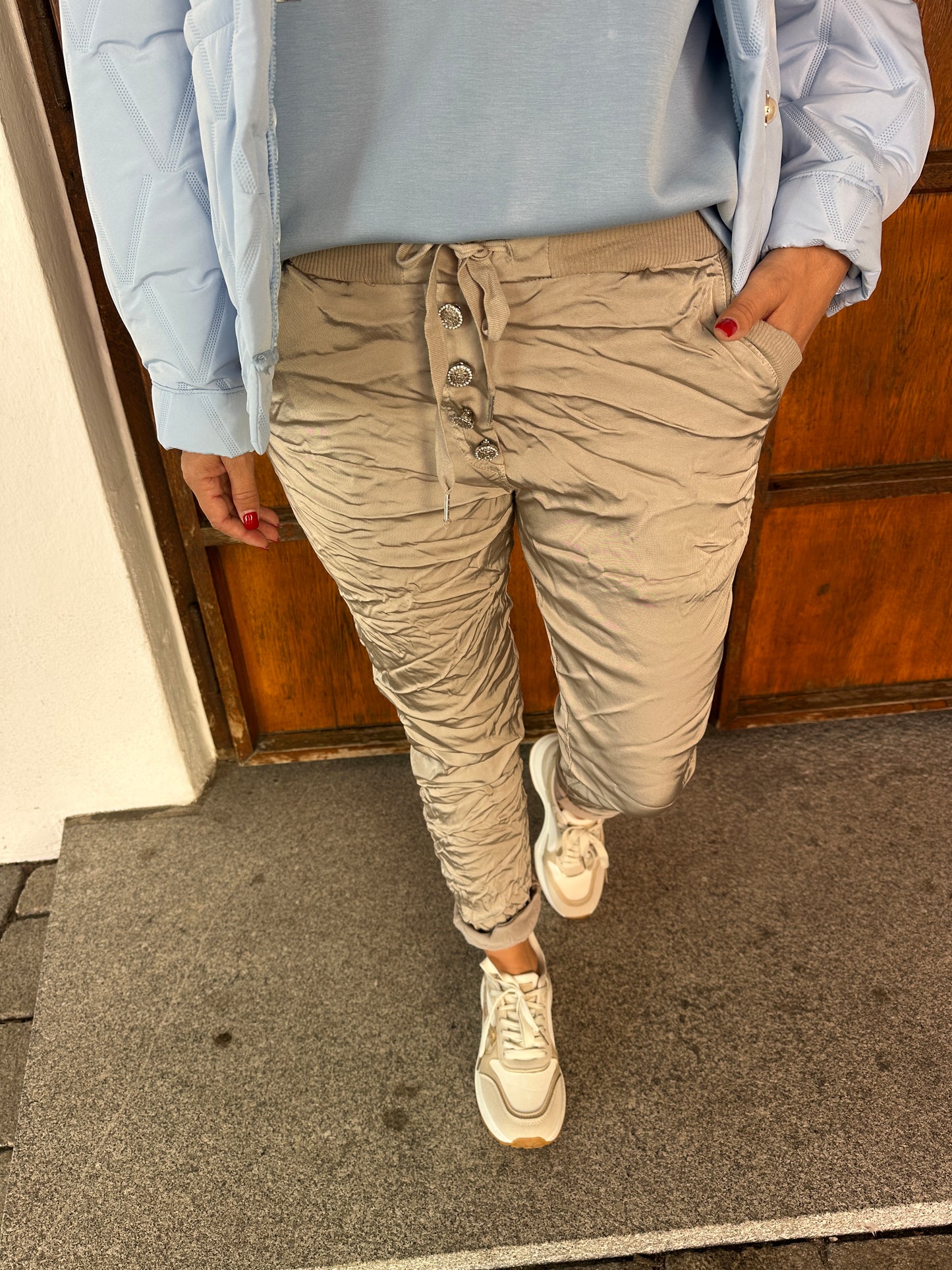 hose in taupe (satin) mit knöpfen vorne