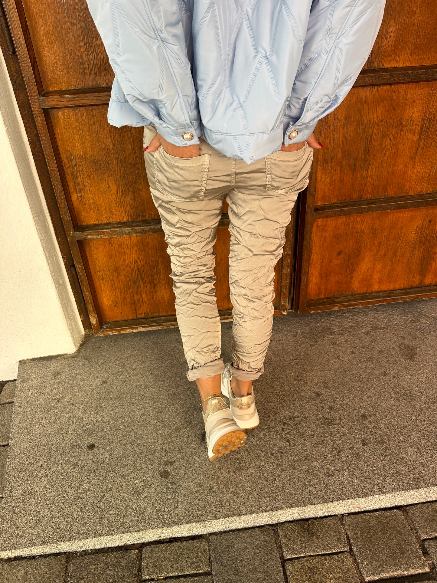 hose in taupe (satin) mit knöpfen vorne