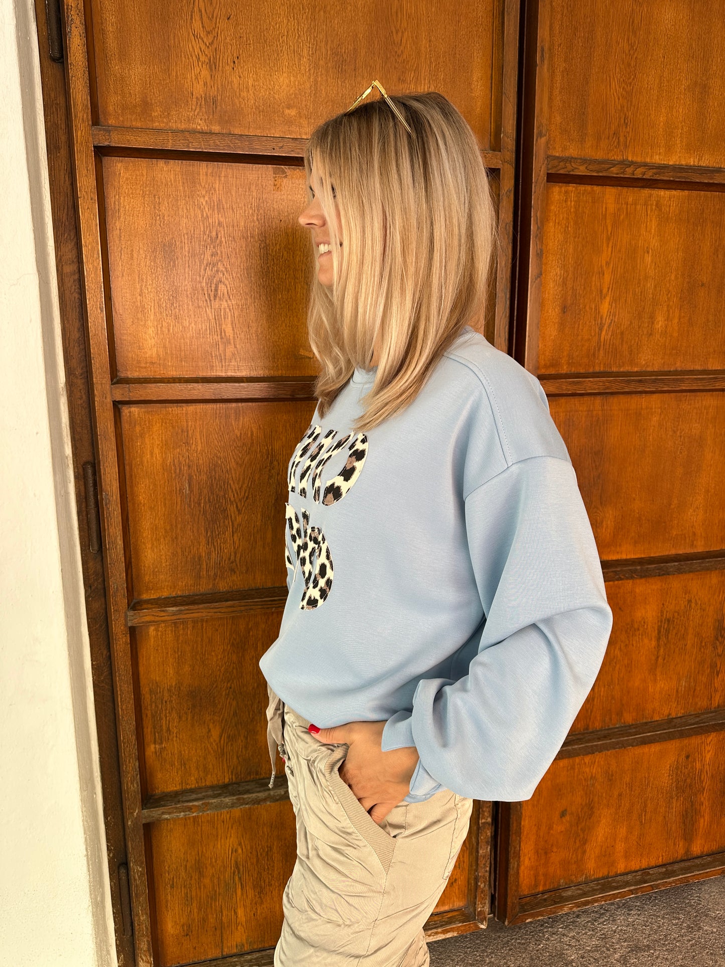 pullover in hellblau mit aufschrift in leo ( mio mio )