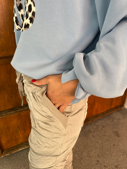 Pullover in Hellblau mit Aufschrift in Leo ( MIO MIO )