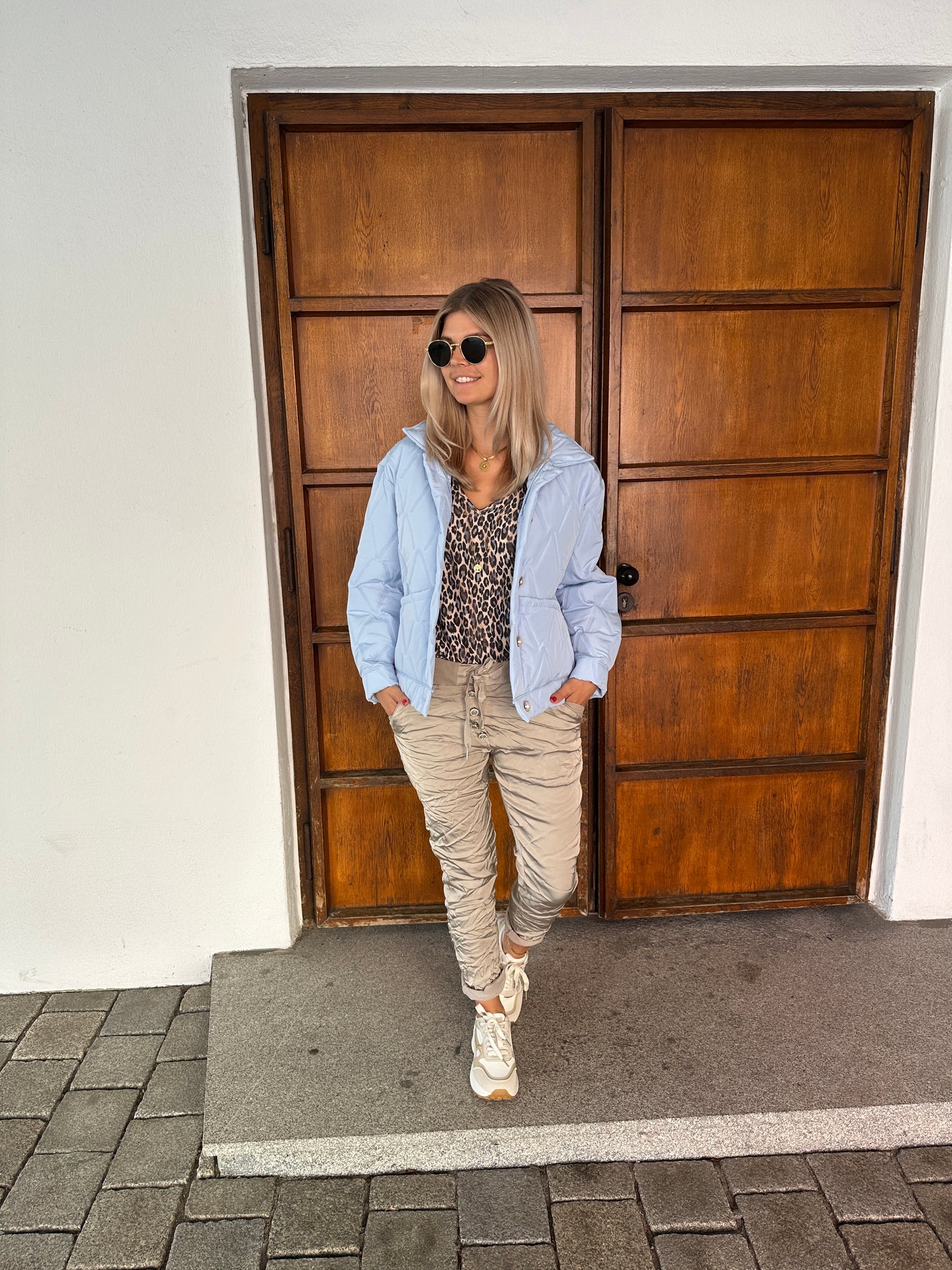 shirt mit leo-muster in braun/ hellblau/ wollweiß und v-ausschnitt