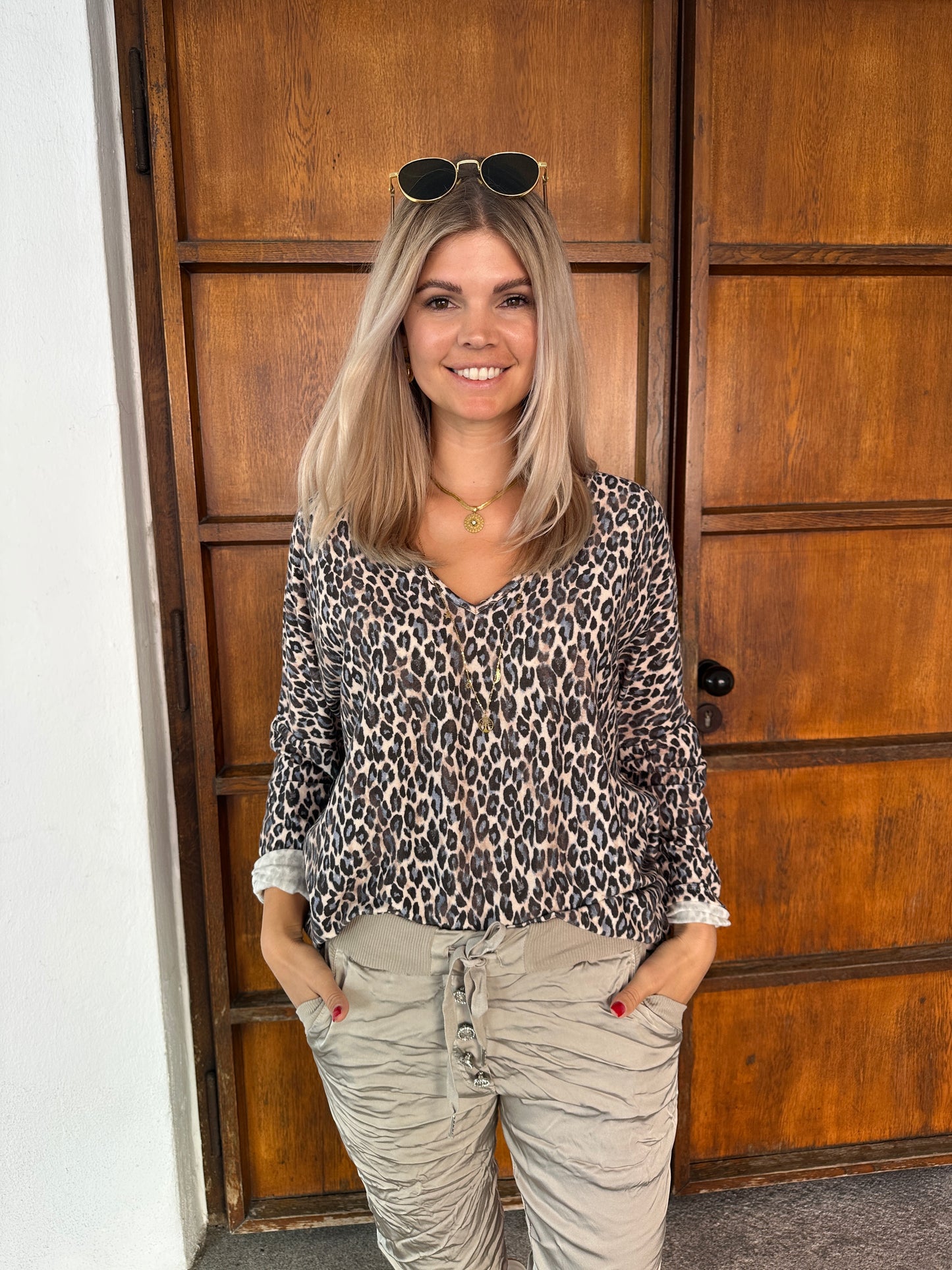 shirt mit leo-muster in braun/ hellblau/ wollweiß und v-ausschnitt