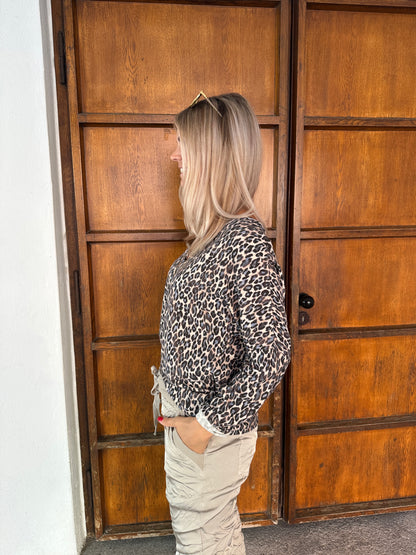 Shirt mit Leo-Muster in Braun/ Hellblau/ Wollweiß und V-Ausschnitt