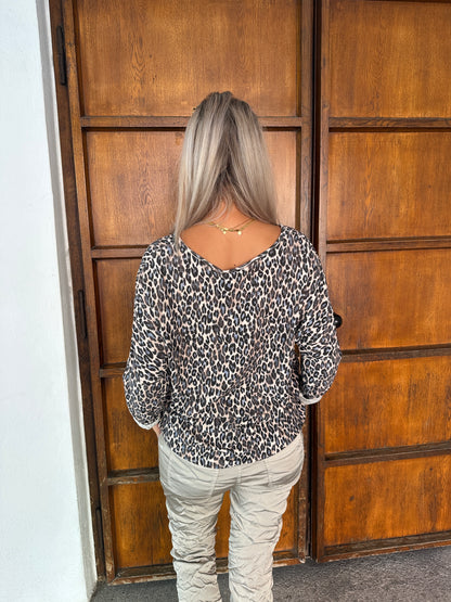 Shirt mit Leo-Muster in Braun/ Hellblau/ Wollweiß und V-Ausschnitt