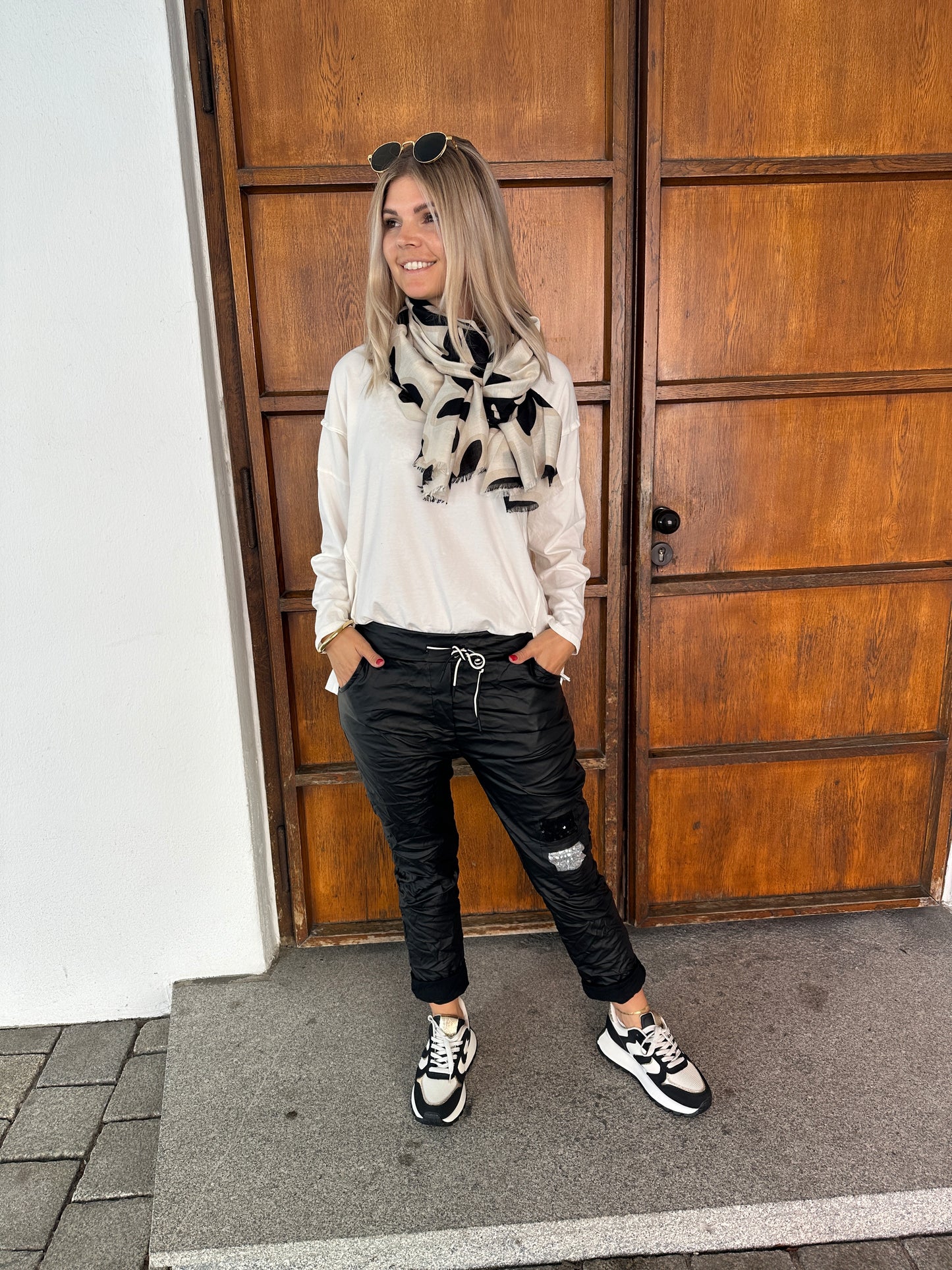 schal in beige mit schwarzen blumen