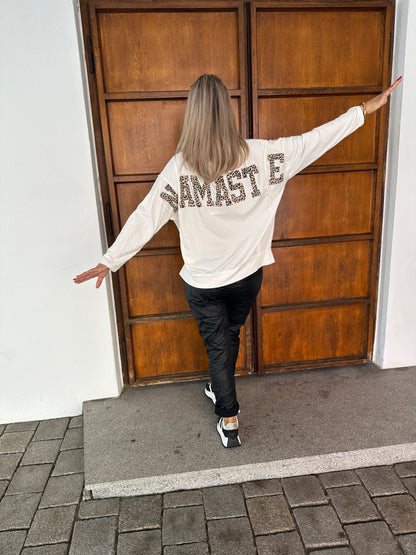 Shirt in Wollweiß mit Leoaufschrift hinten (NAMASTE)