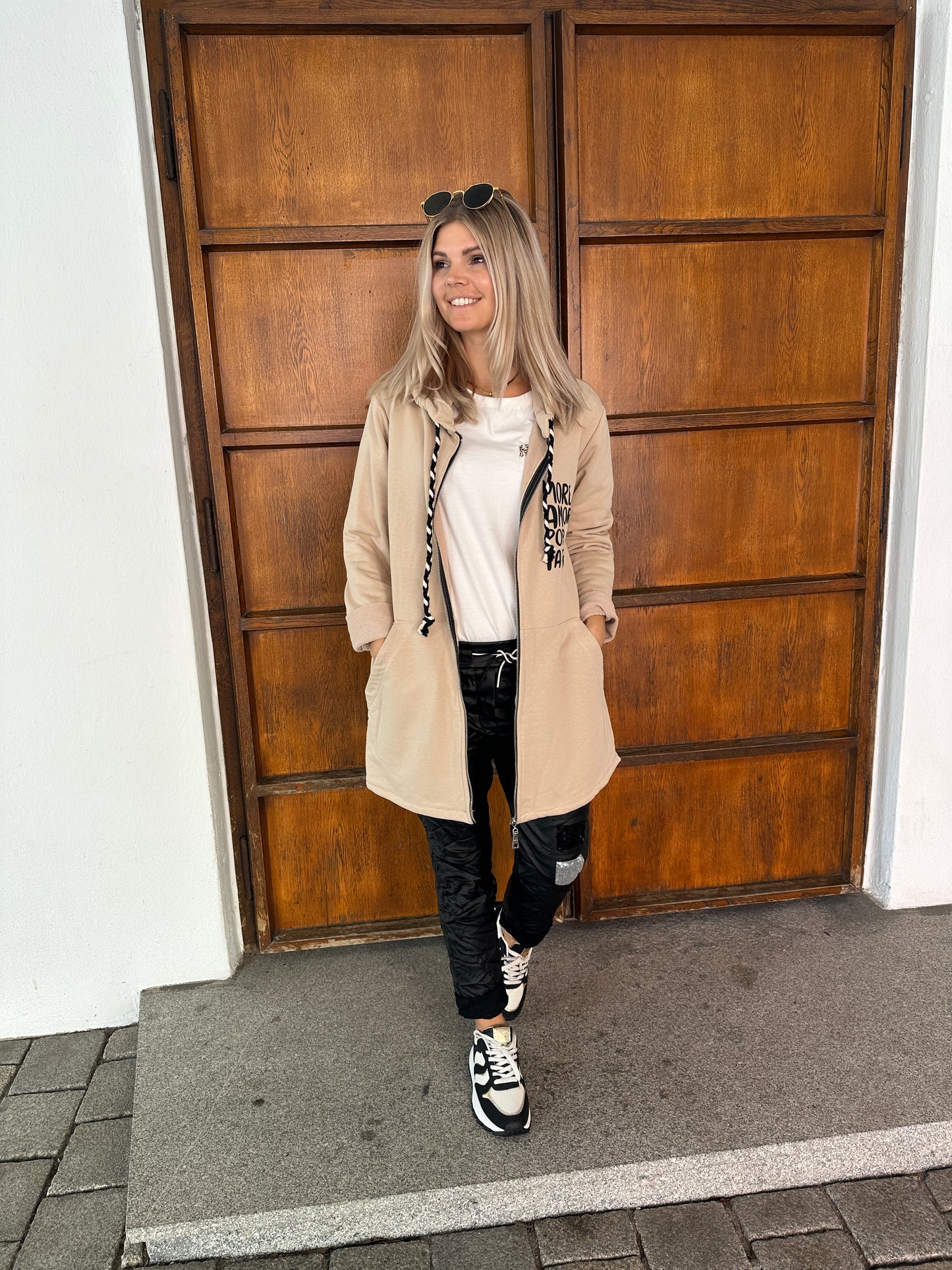 sweatjacke in beige  ( lang) mit aufschrift in schwarz