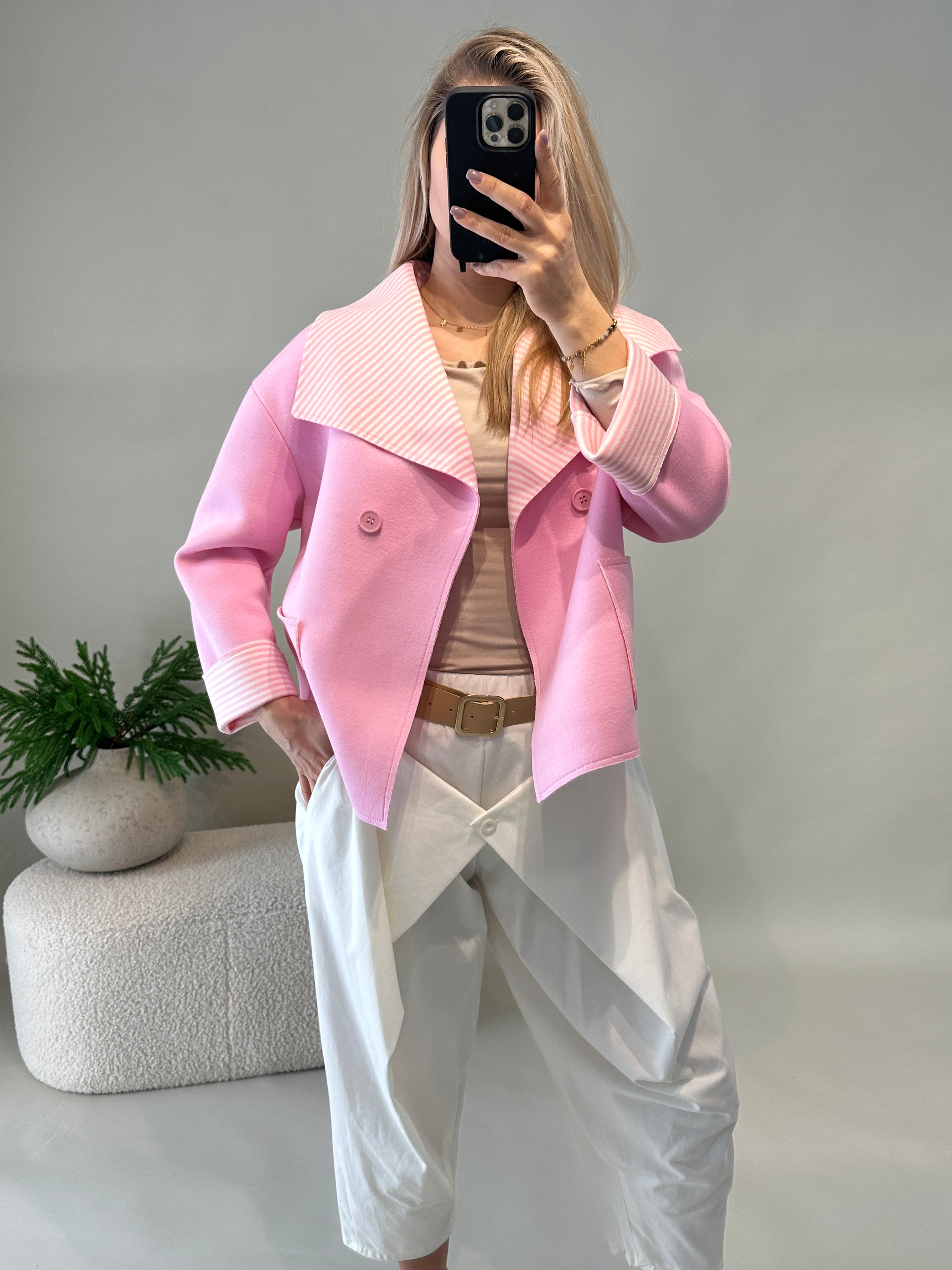 Jacke in Rosa mit gestreiften Abschluss an Ärmel & Kragen