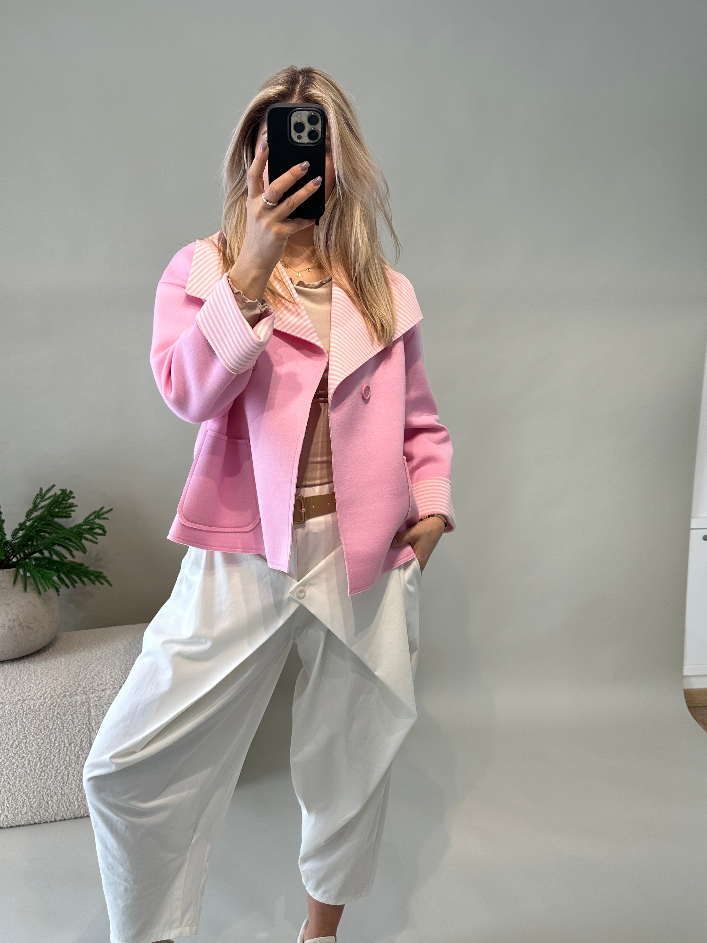 Jacke in Rosa mit gestreiften Abschluss an Ärmel & Kragen