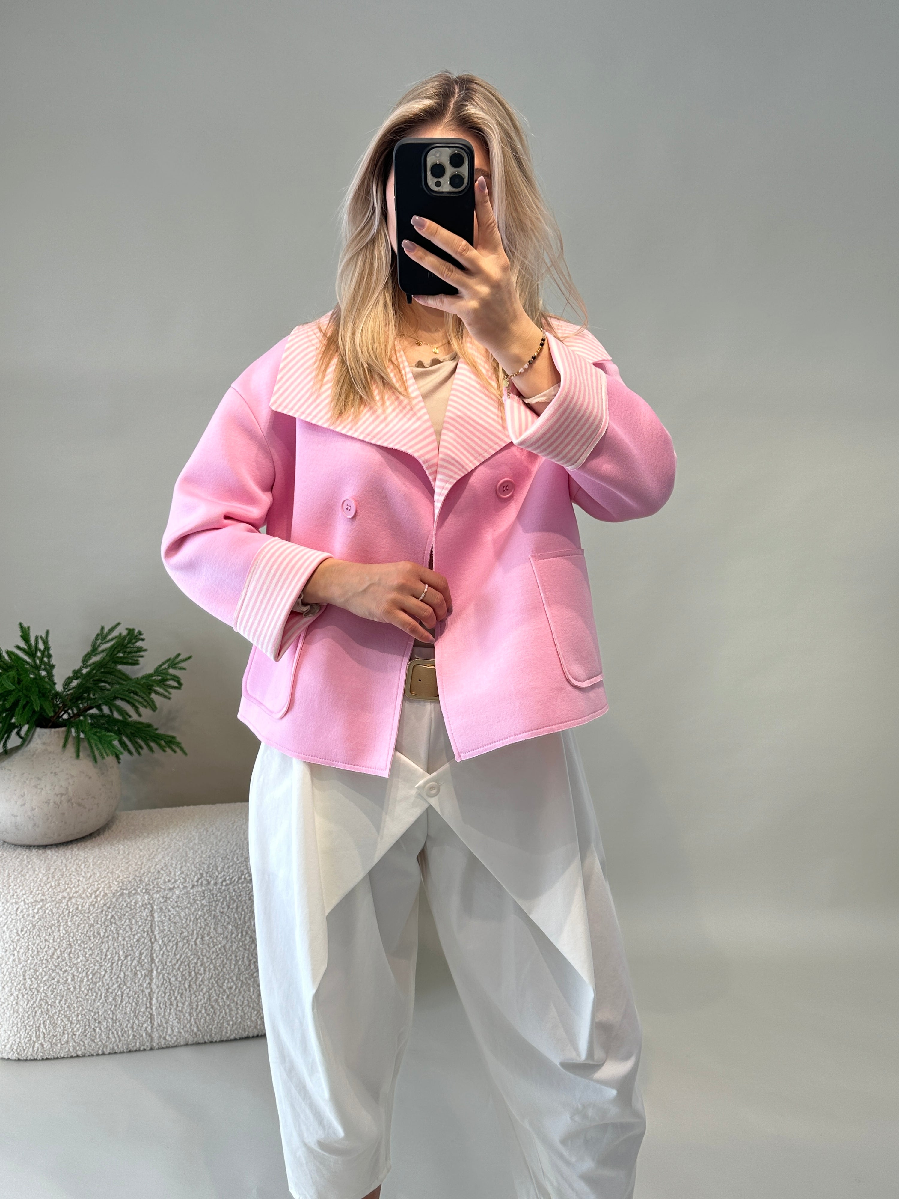 Jacke in Rosa mit gestreiften Abschluss an Ärmel & Kragen