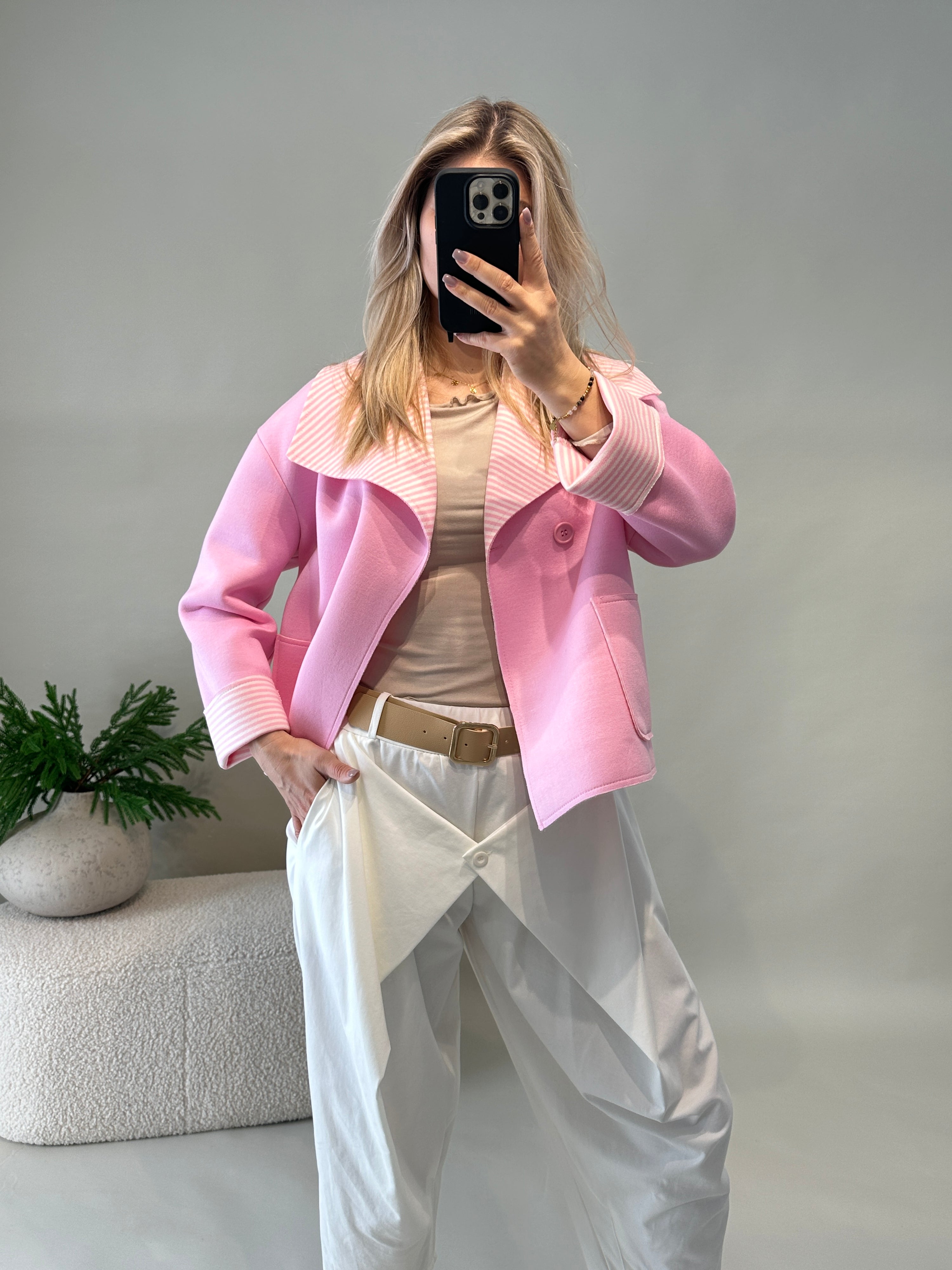 Jacke in Rosa mit gestreiften Abschluss an Ärmel & Kragen