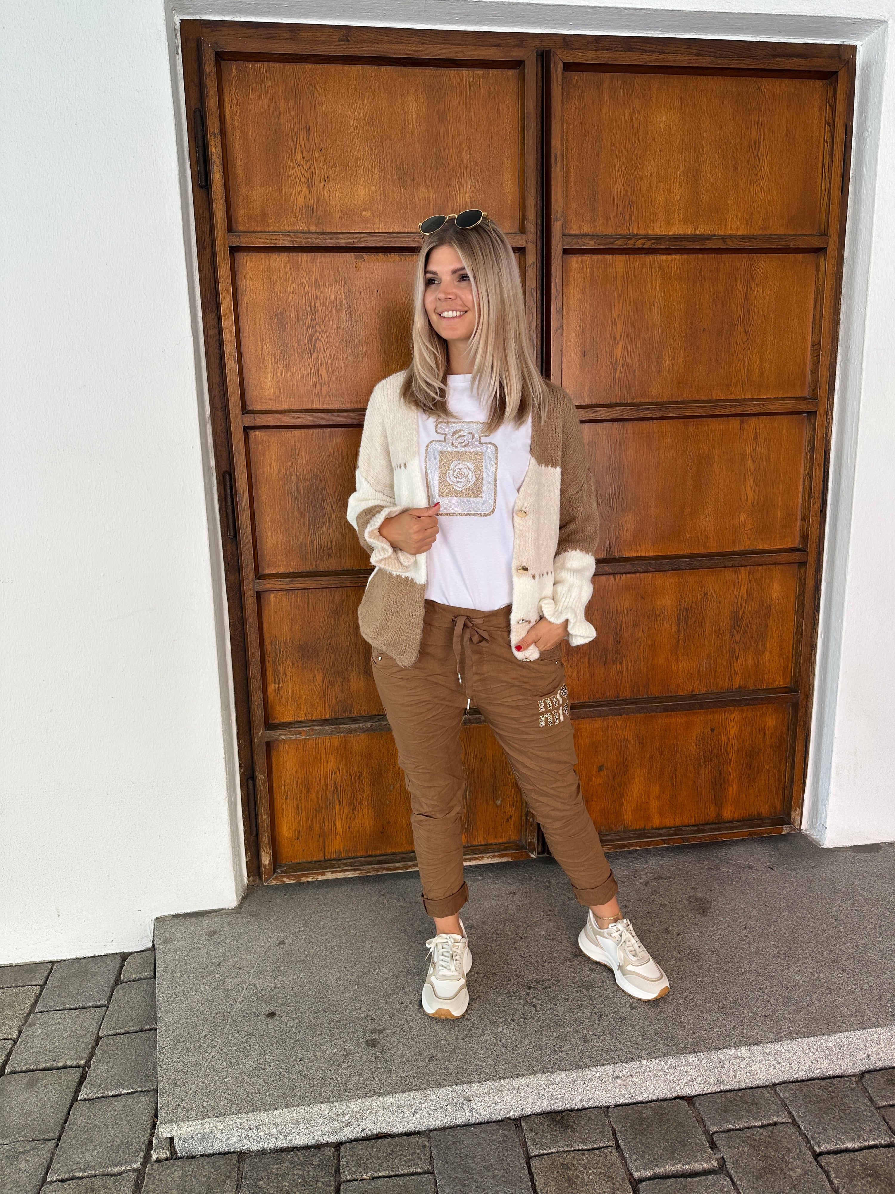 Strickjacke in Wollweiß/Beige/Zimt und goldenen Knöpfen