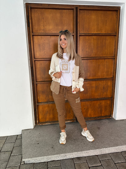 Strickjacke in Wollweiß/Beige/Zimt und goldenen Knöpfen