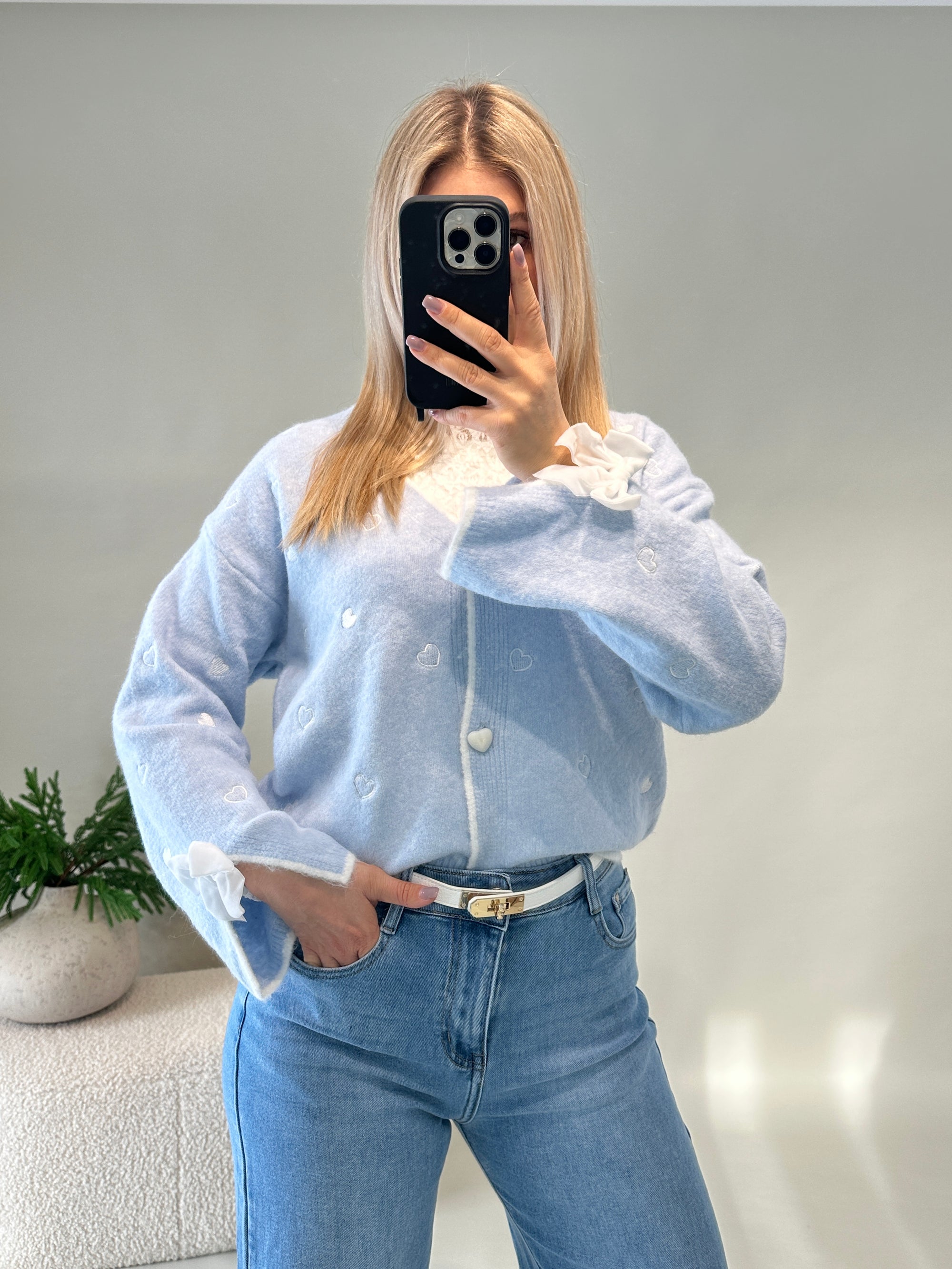 Strickjacke in Hellblau und Herzmuster