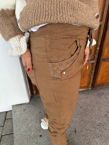 Hose in Zimt mit Glitzeraufschrift (MIO MIO)