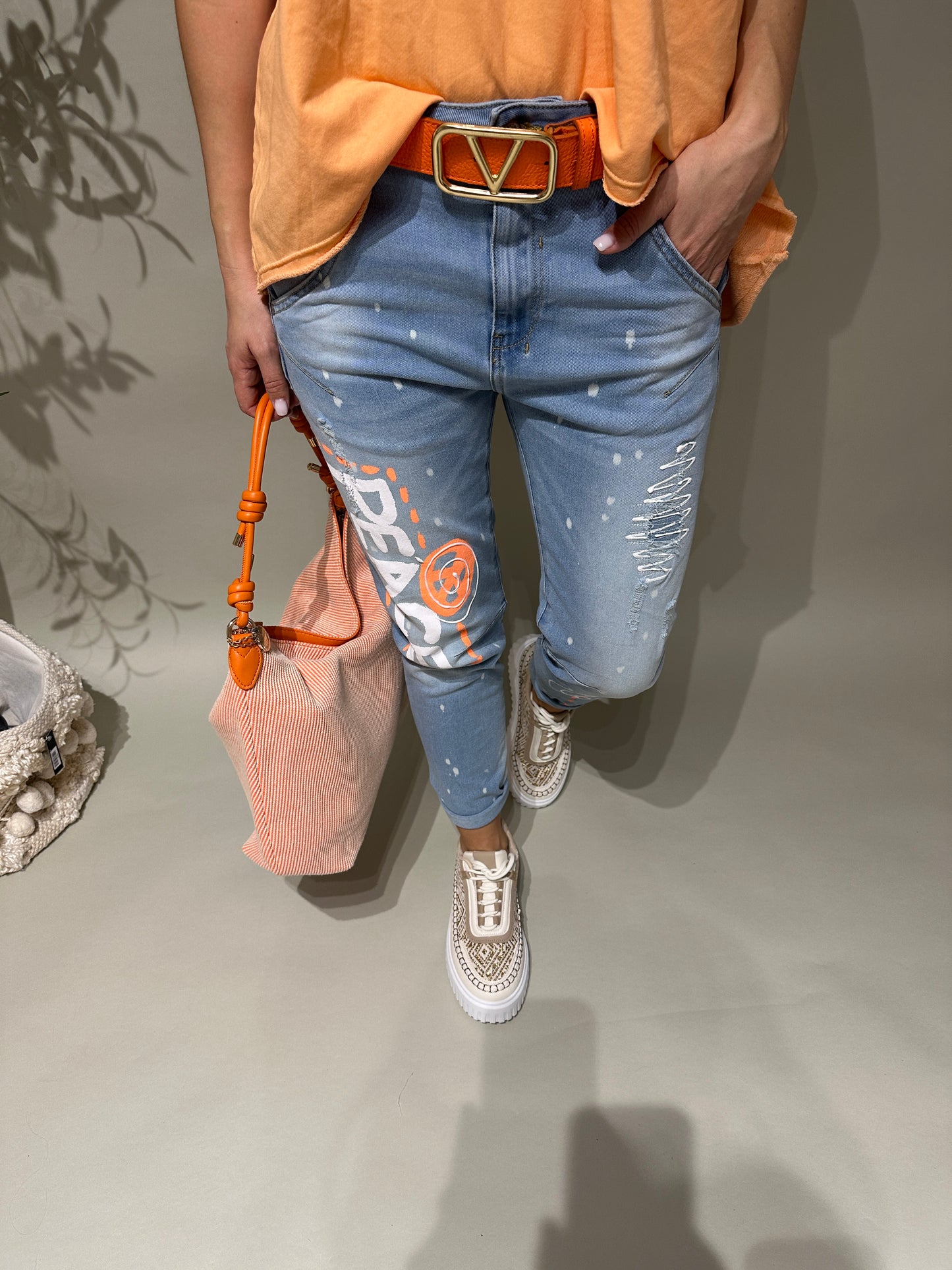 jeans mit orange/weißen aufdruck