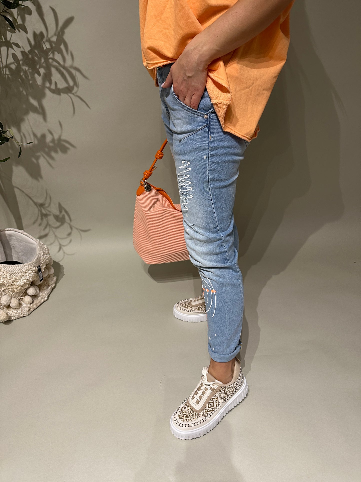 jeans mit orange/weißen aufdruck