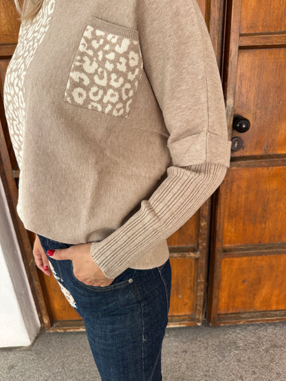 Pullover in Beige mit Leo und Brusttasche (Wollweiß)