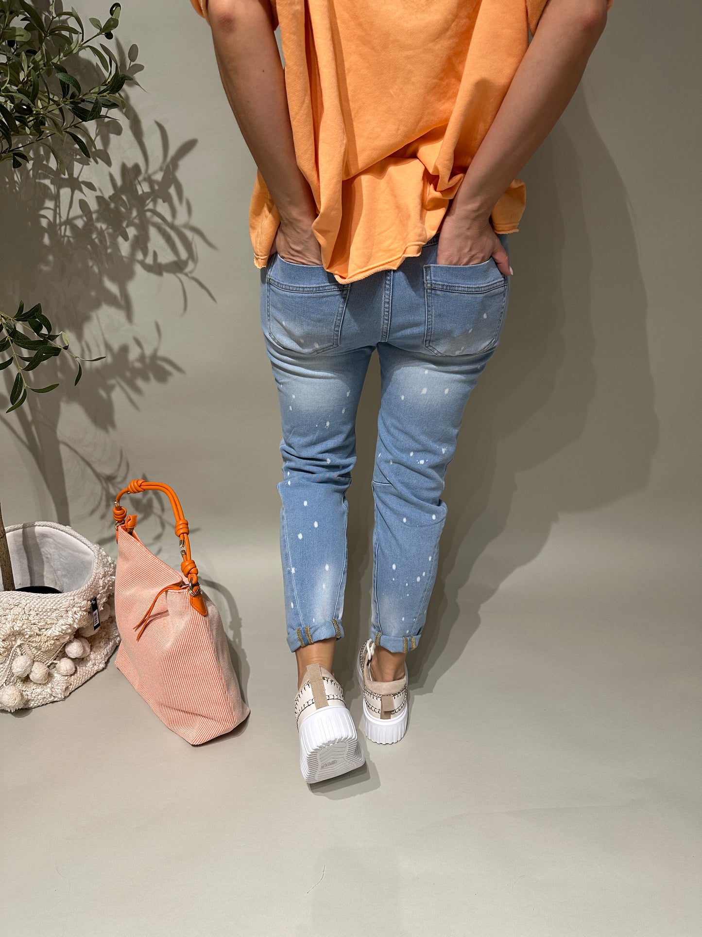 jeans mit orange/weißen aufdruck