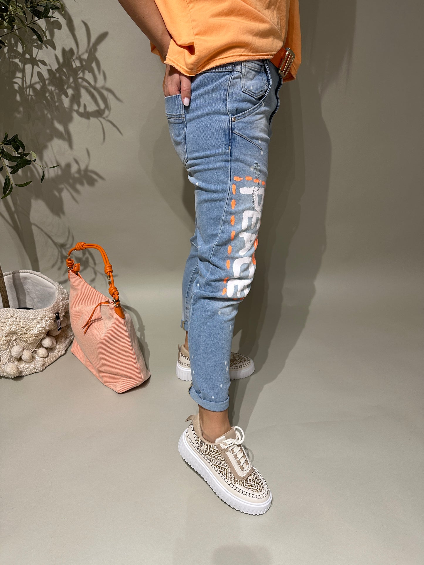 jeans mit orange/weißen aufdruck