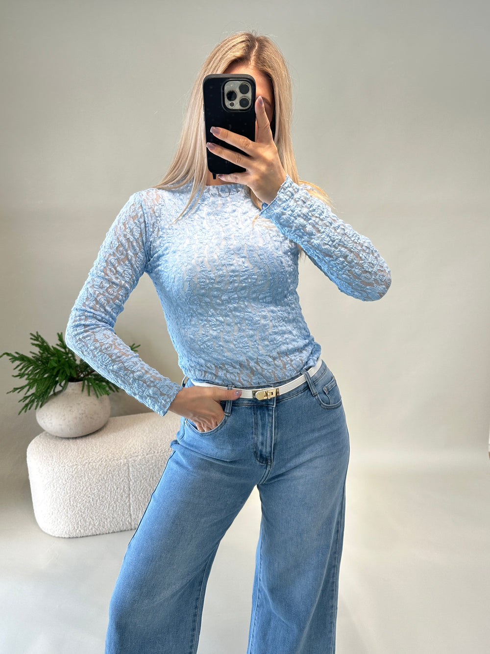 Spitzenshirt in Hellblau mit kleinen Stehkragen