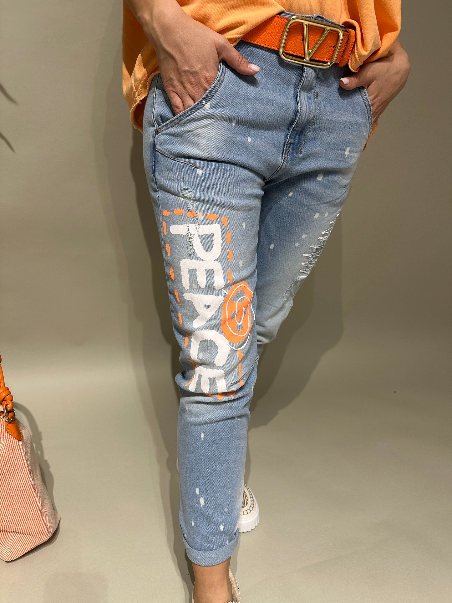 jeans mit orange/weißen aufdruck