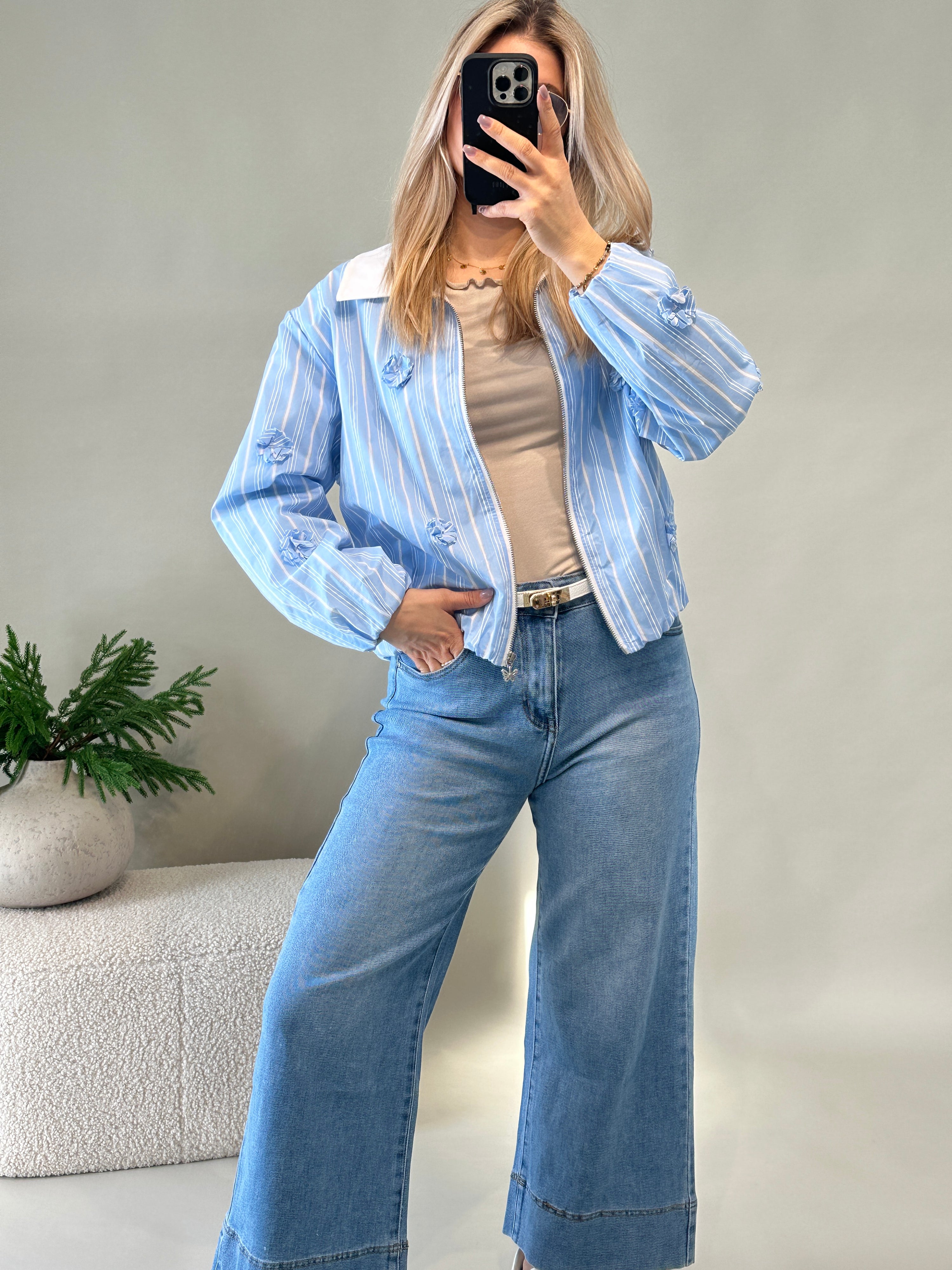 Jacke in Hellblau mit Streifen und Blumenaufnäher