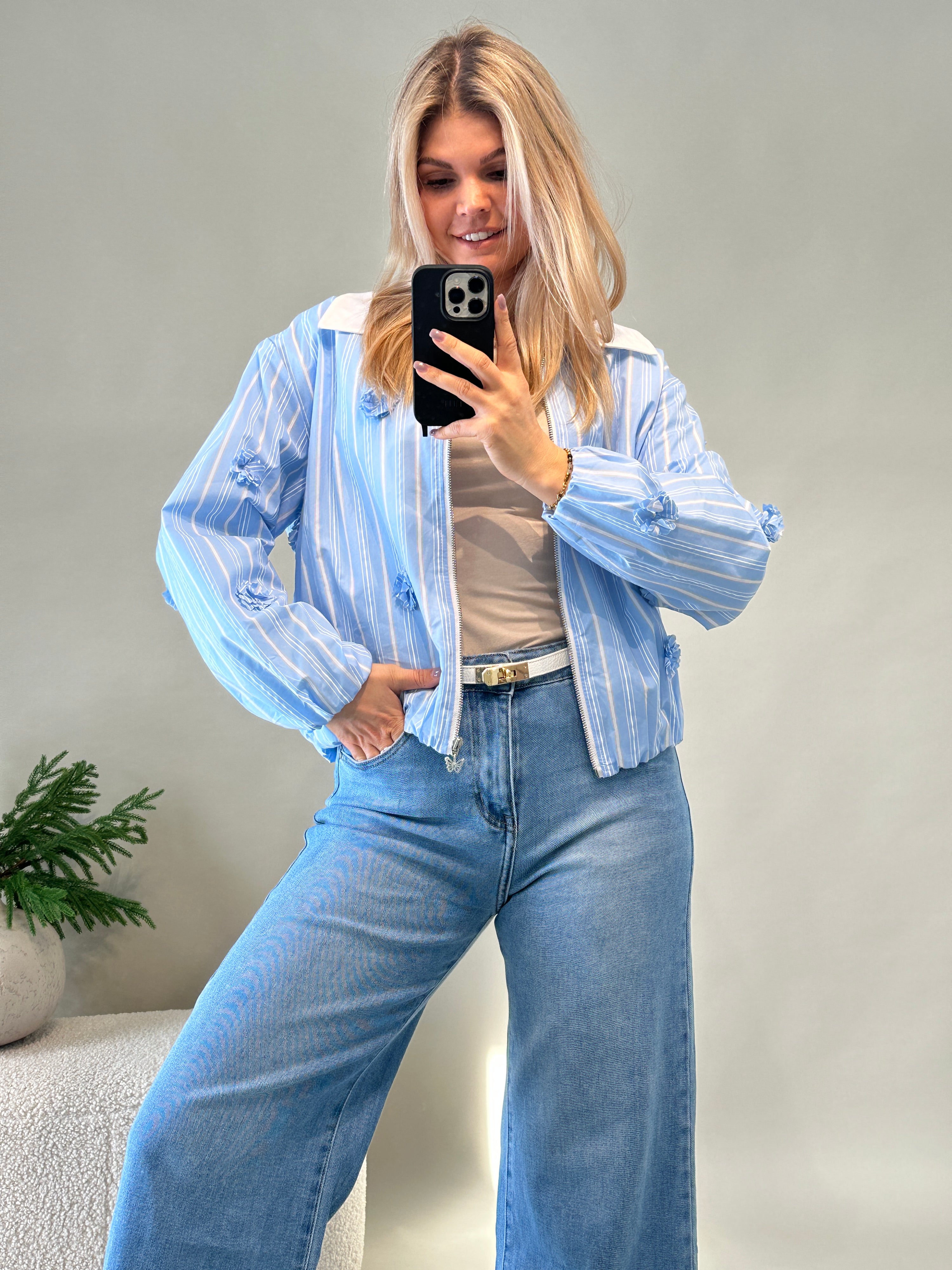 Jacke in Hellblau mit Streifen und Blumenaufnäher