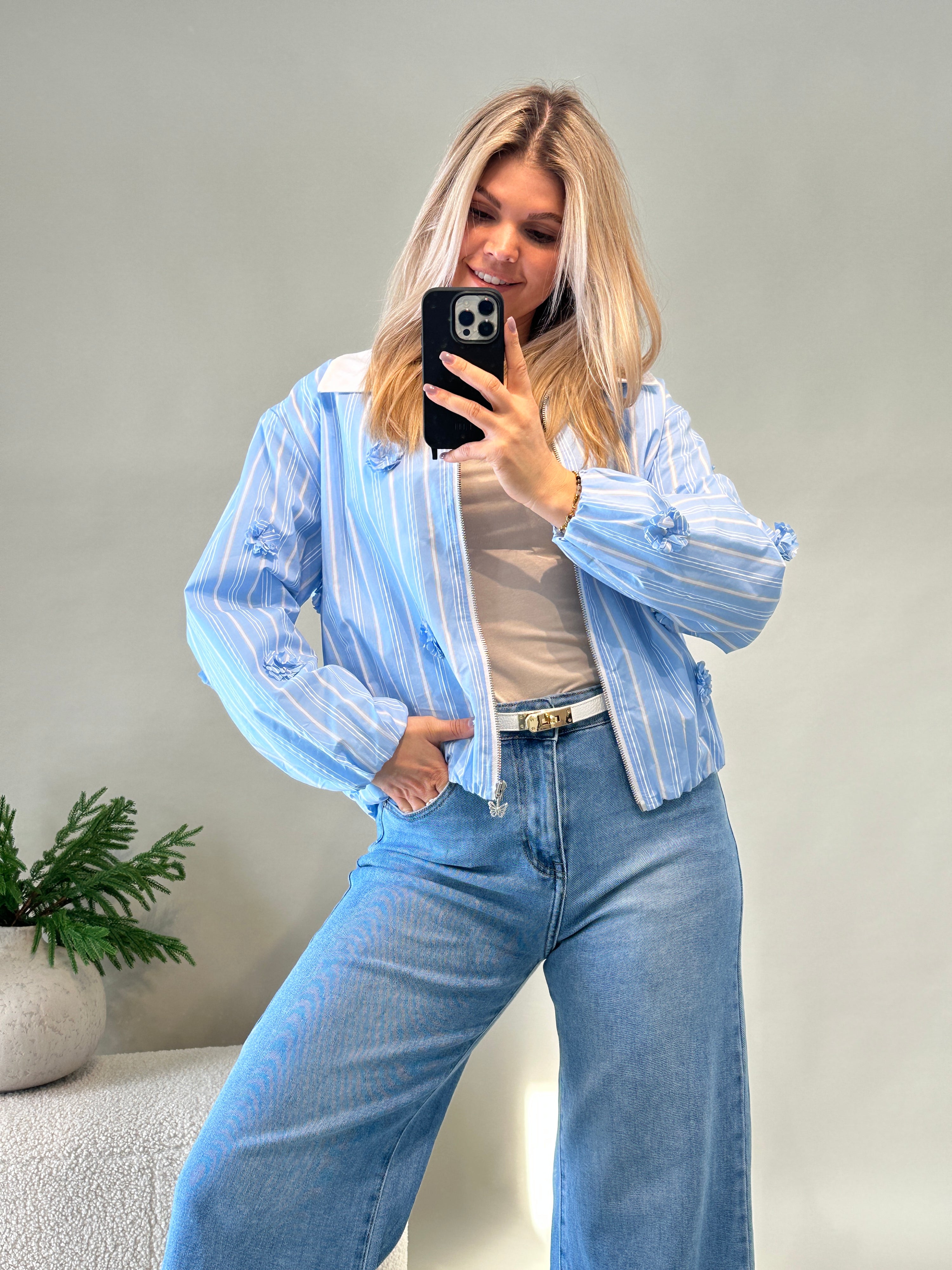 Jacke in Hellblau mit Streifen und Blumenaufnäher