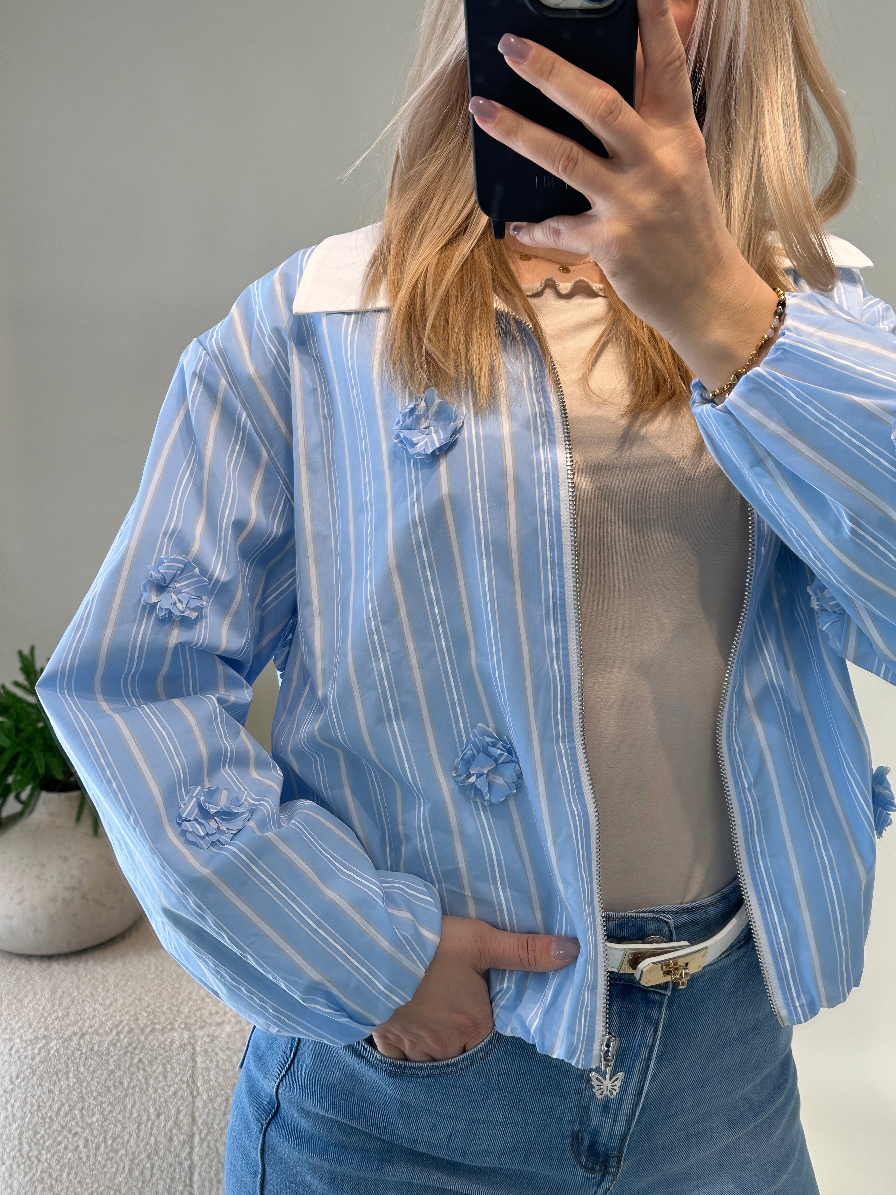 Jacke in Hellblau mit Streifen und Blumenaufnäher