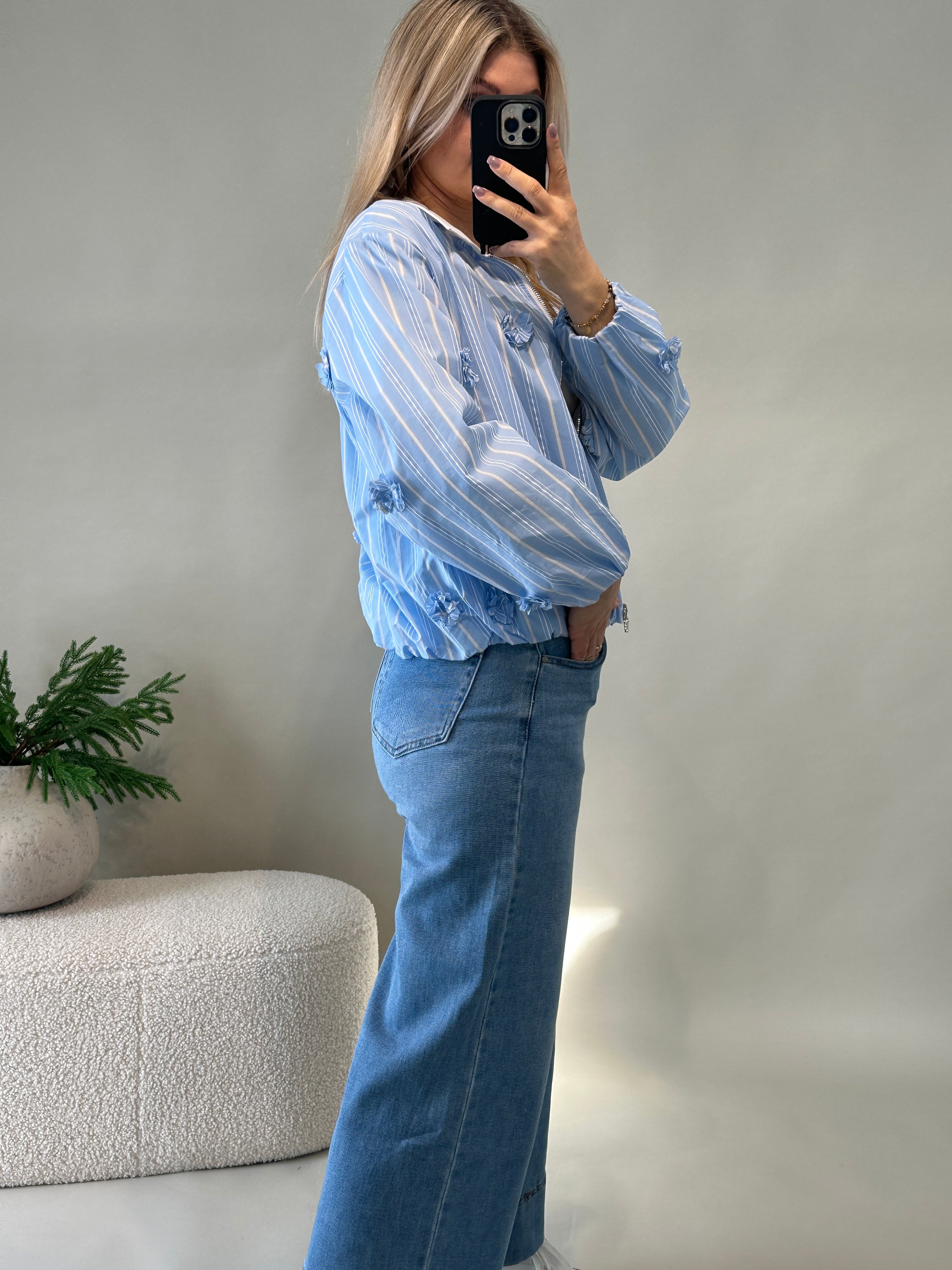 Jacke in Hellblau mit Streifen und Blumenaufnäher